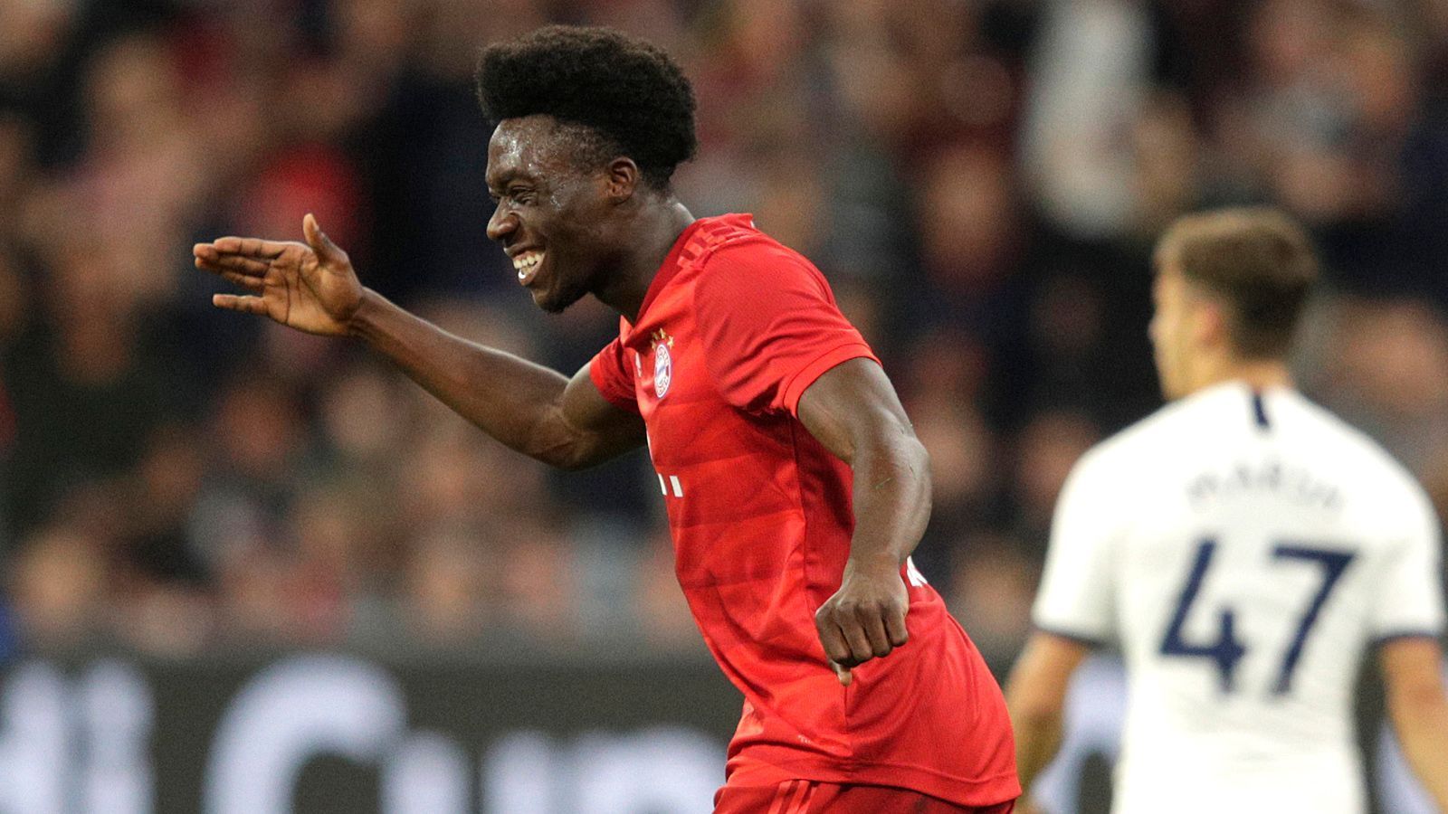 
                <strong>Alphonso Davies (FC Bayern)</strong><br>
                Der Kanadier ist in der Bundesliga kein Unbekannter mehr, in dieser Saison kam er bislang dreimal zum Einsatz und schoss ein Tor. Auf der großen europäischen Bühne ist er aber noch ohne Auftritt. Das dürfte sich in dieser Spielzeit ändern. Davies ist offensiv und defensiv auf der linken Seite bewandert, wobei Trainer Niko Kovac ihn eher in der Abwehr sieht. Seine Schnelligkeit ist jetzt schon unangefochten, im Trainingslager am Tegernsee hängte er im Sprintwettbewerb selbst Kingsley Coman und Serge Gnabry ab. 
              