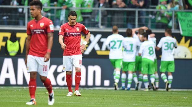 
                <strong>VfB Stuttgart</strong><br>
                VfB Stuttgart: Ein Foto sagt mehr als tausend Worte. Mit der Niederlage gegen den VfL Wolfsburg standen die Schwaben unabhängig von dem Ergebnis in Bremen als zweiter Absteiger neben Hannover 96 fest. Es ist erst der zweite Abstieg in der Bundesliga-Historie des VfB.
              