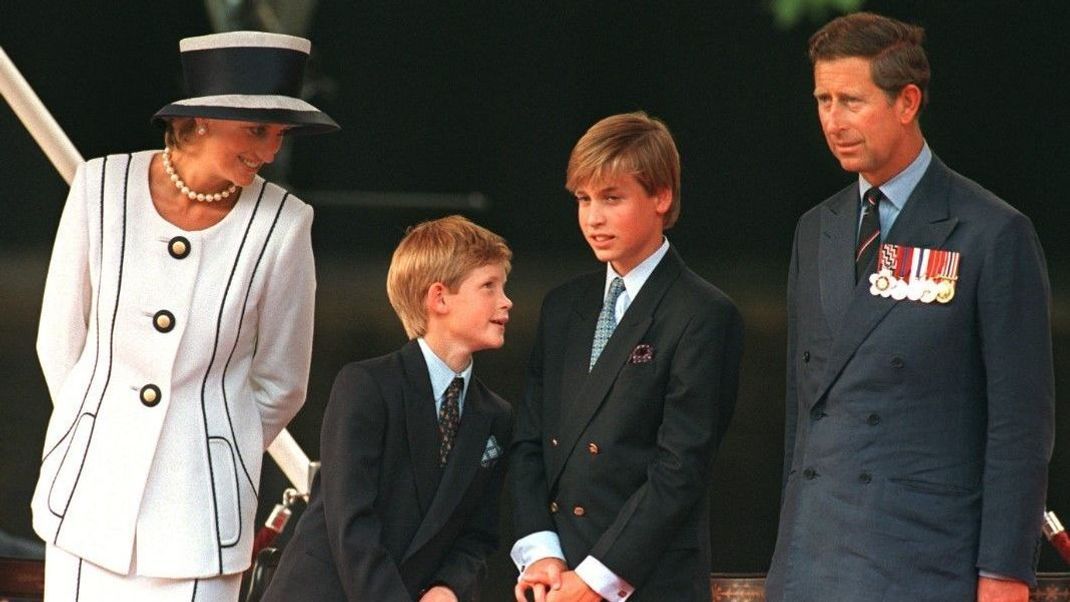 Prinzessin Diana steht während einer Gedenkfeier mit ihren Söhnen Prinz Harry und Prinz William sowie Ehemann, Prinz Charles zusammen und scheint glücklich zu sein.