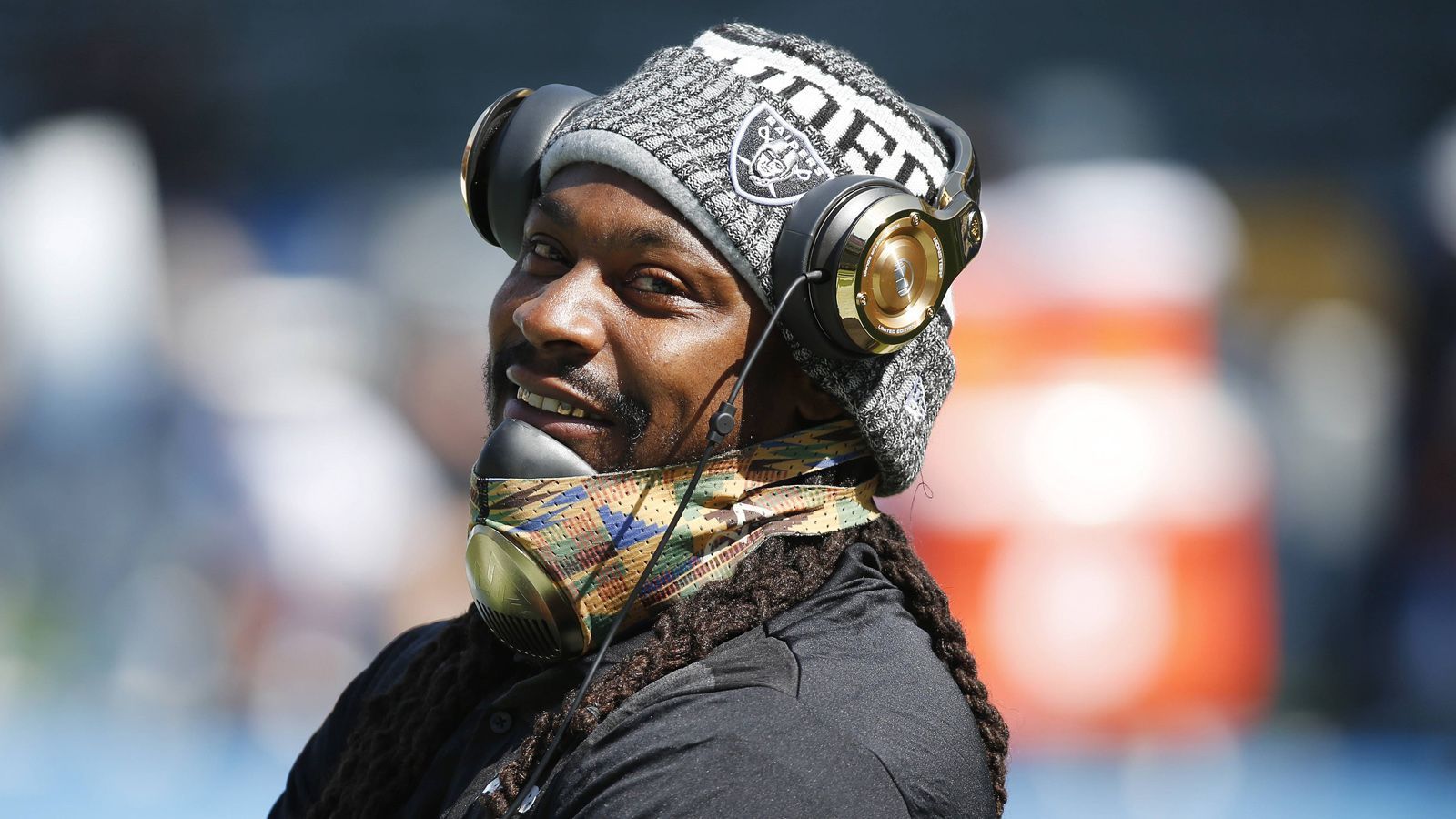 
                <strong>Marshawn Lynch (Ex-Profi)</strong><br>
                Nach einem Touchdown erstmal eine Packung Skittles - das war nicht unüblich bei Marshawn Lynch. Allerdings haben die Kaudragees auch einen Pregame-Hintergrund, der bis in seine Kindheit reicht. So hat ihm seine Mutter bereits als 12-Jährigem vor jedem Spiel Skittles gegeben. "Ich gab ihm eine Handvoll Skittles und sagte: 'Iss die. Sie sorgen dafür, dass du schneller laufen kannst und gut spielen wirst'", erklärte Delisa Lynch einmal auf der offiziellen Seahawks-Homepage.
              