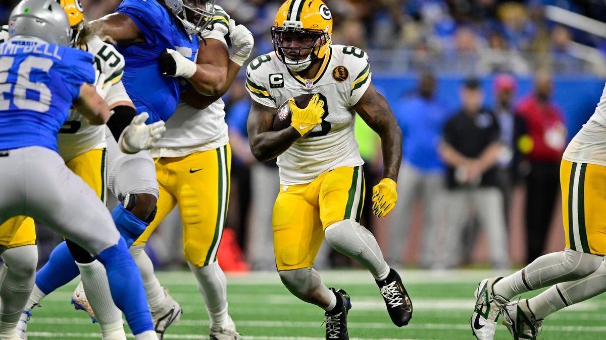 DETROIT, MI - NOVEMBER 27: Green Bay Packers RB Josh Jacobs (8) in action in the first quarter during the game between Green Bay Packers and Detroit Lions on November 27, 2025 at Ford Field in Detr...