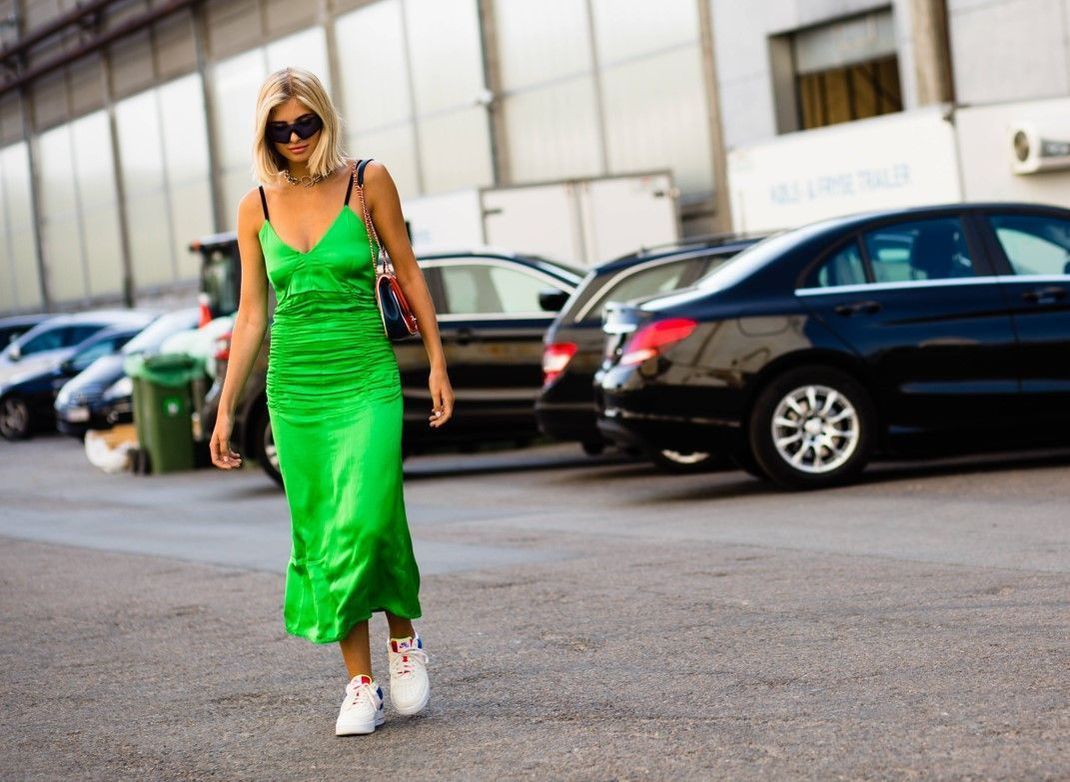 Fashion-Influencerin Xenia Adonts zeigt, wie man die Kleider-Trends 2022 richtig trägt: Mit ihrem giftgrünen Satin-Kleid ist sie als Trendsetterin ganz vorne mit dabei. 