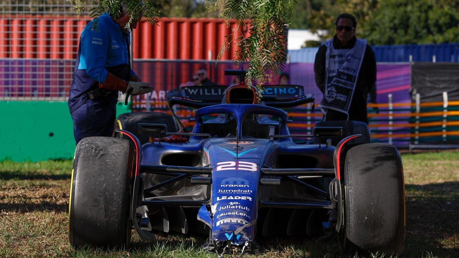 
                <strong>Verlierer: Williams</strong><br>
                Einen gebrauchten Tag erwischte auch Williams. Alexander Albon crashte im Albert Park von Melbourne mit seinem Boliden in die Streckenbegenzung, sorgte für seinen Ausfall, einen saftigen Schaden und eine Rote Flagge. Teamkollege Logan Sargeant wiederum räumte beim Unfall-Chaos nach dem zweiten Restart AlphaTauri-Pilot Nyck de Vries ab und schied ebenfalls aus. Genau wie Ferrari blieb Williams ohne Punkte. Was aber noch viel schlimmer ist: Die zwei beschädigten Boliden kosten das kleine Team viel Geld.
              