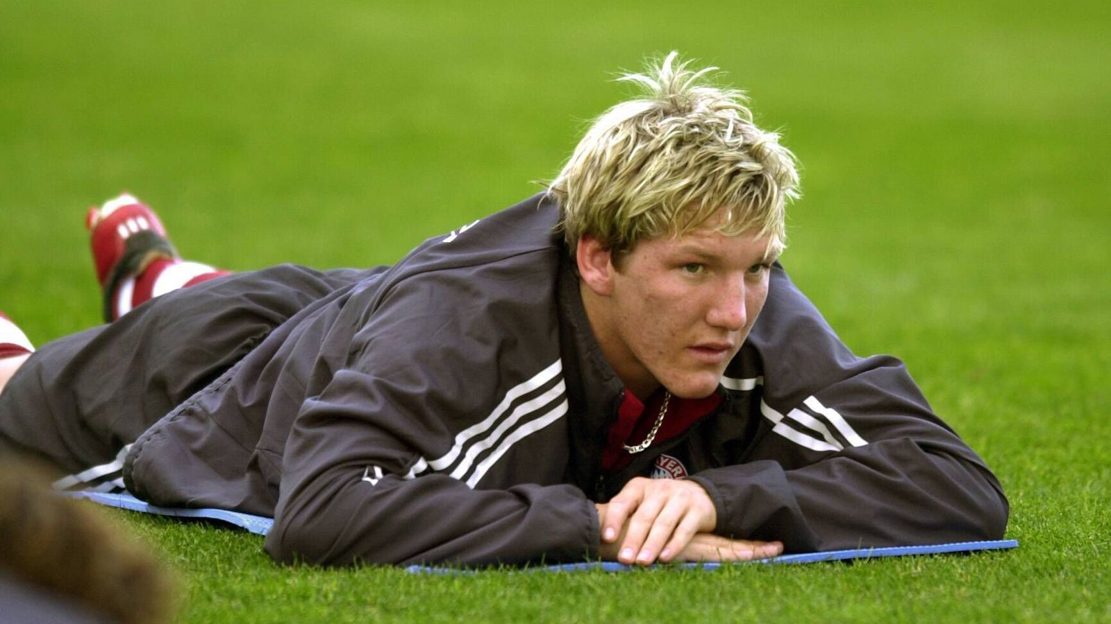 
                <strong>Junior Schweinsteiger</strong><br>
                Am 13. November 2002 wird ein noch unbekannter 18-Jähriger in der 76. Minute des Champions-League-Vorrundenspiels zwischen dem FC Bayern und RC Lens für Mehmet Scholl eingewechselt. Es ist das Profi-Debüt von Bastian Schweinsteiger.
              