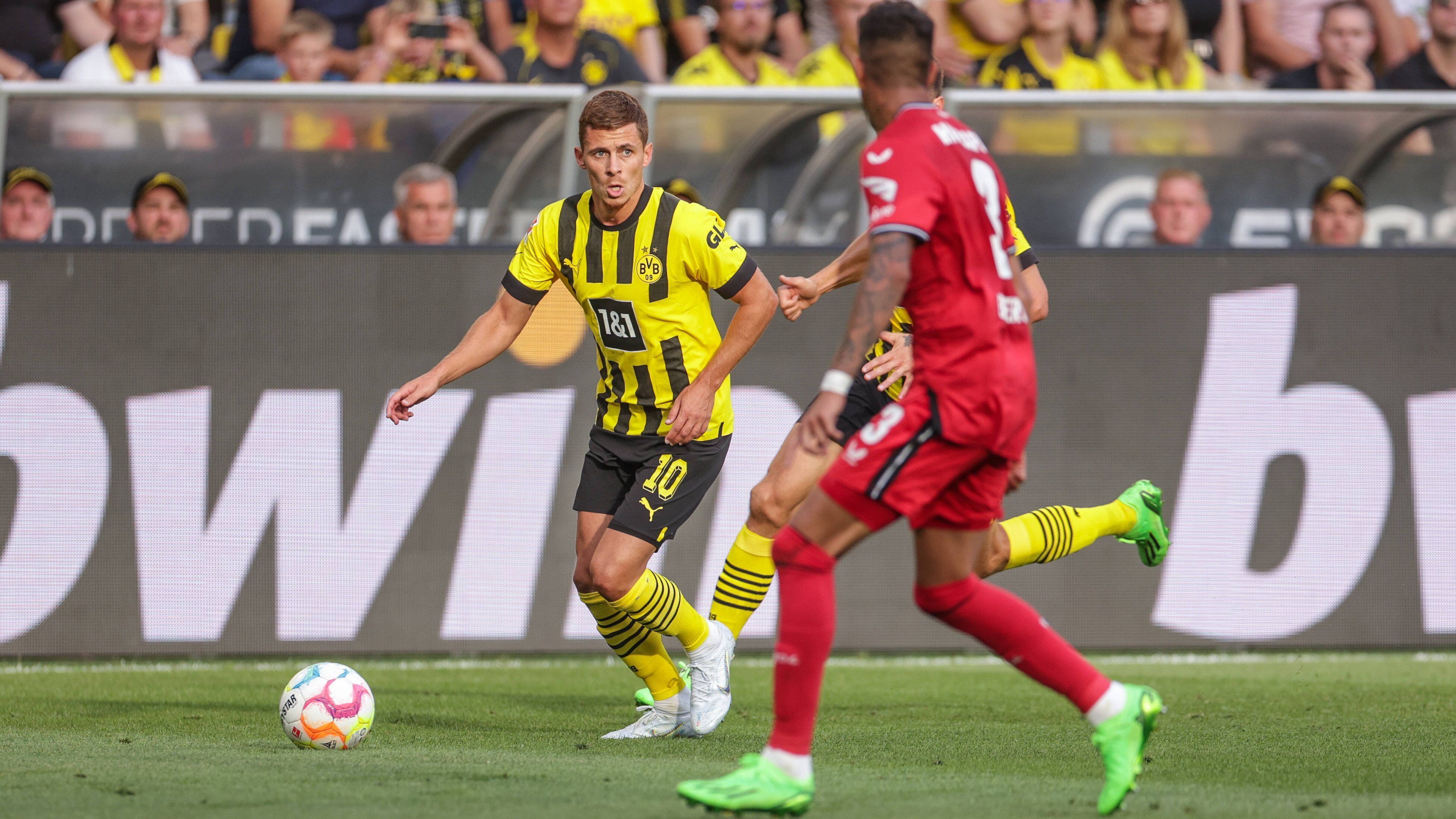 
                <strong>Thorgan Hazard</strong><br>
                Kommt in der ersten Halbzeit für Karim Adeyemi. Tut sich anfangs schwer, ist nicht so spritzig wie der deutsche Nationalspieler, für den er aufs Feld kommt. Läuft immer etwas hinterher, ist trotz seiner Einwechslung der erste BVB-Akteur mit Verwarnung. Bezeichnend. Wird im gesamten Spiel kaum ein Faktor. ran-Note: 4
              