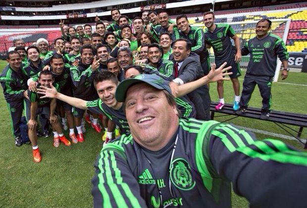 
                <strong>Mexikos Nationalelf</strong><br>
                Mexikos Nationalelf reiste nicht gerade als Topfavorit zur WM. Ein Grund für den Einzug ins Achtelfinale ist Trainer Miguel Herrera. Das an der Außenlinie tobende Rumpelstilzchen begeistert nicht nur sein Team, auch die Fans sind ganz hin und weg von dem kleinen Mann - und wir auch.
              