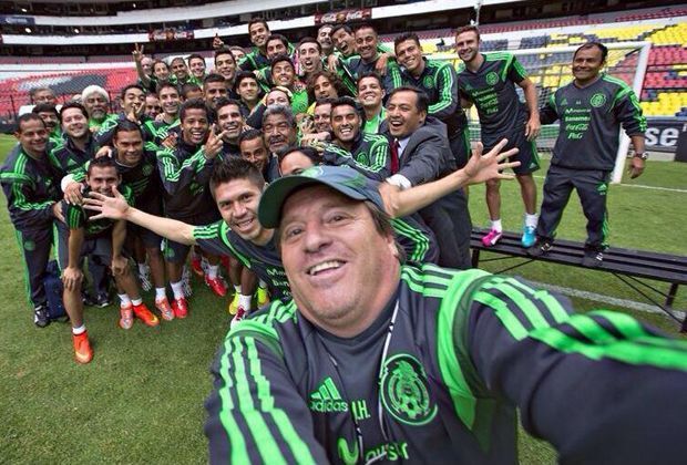 
                <strong>Mexikos Nationalelf</strong><br>
                Mexikos Nationalelf reiste nicht gerade als Topfavorit zur WM. Ein Grund für den Einzug ins Achtelfinale ist Trainer Miguel Herrera. Das an der Außenlinie tobende Rumpelstilzchen begeistert nicht nur sein Team, auch die Fans sind ganz hin und weg von dem kleinen Mann - und wir auch.
              