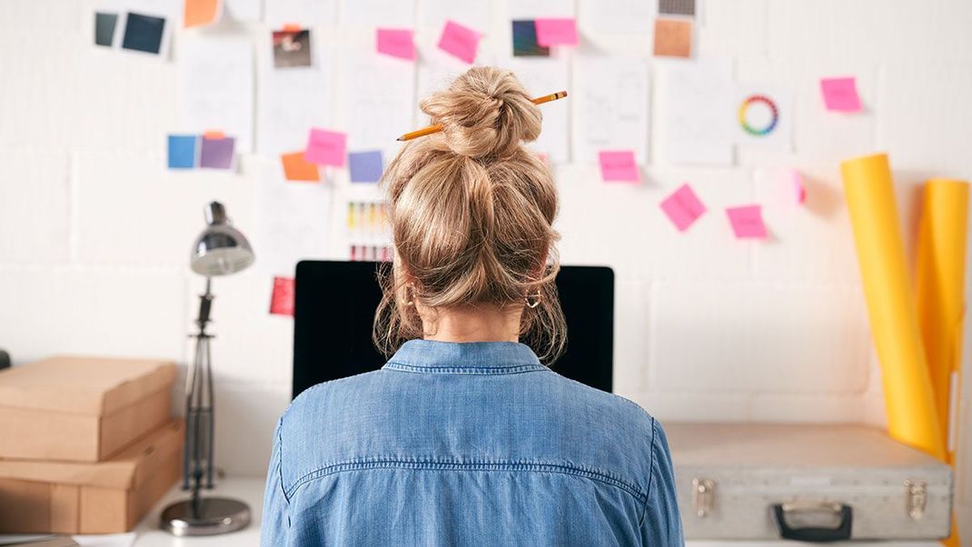 Der Messy Bun – ein wirklich super cooler Dutt, der nicht nur im Chill-Look überzeugt!