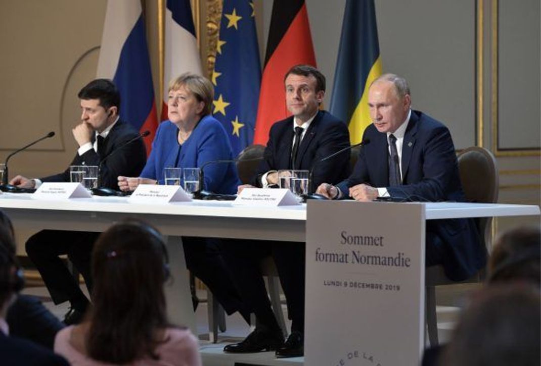 Die Normandie-Staaten Deutschland, Frankreich, die Ukraine und Russland begleiteten die OSZE im Russland-Ukraine-Konflikt politisch. 2019 trafen sich die Regierungsoberhäupter - der ukrainische Präsident Wolodymyr Selenskyj, die damalige deutsche Kanzlerin Angela Merkel sowie die Präsidenten Frankreichs und Russlands, Emmanuel Macron und Wladimir Putin (von links) - zu Verhandlungen um einen Waffenstillstand im Donbas.