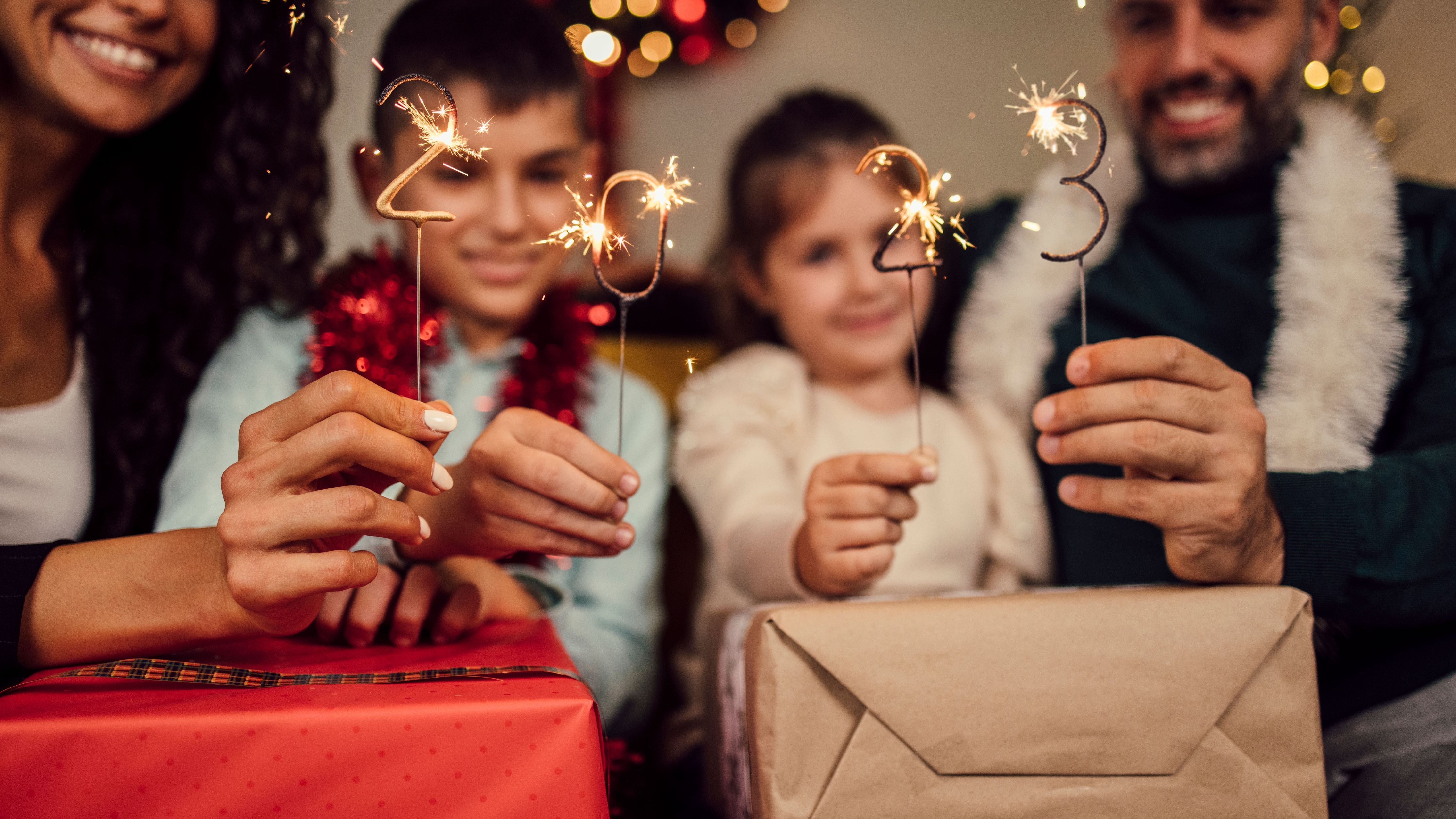 Neujahr mit Kindern kann spannend werden! Mit unseren Ideen gelingt der Silvesterabend garantiert.
