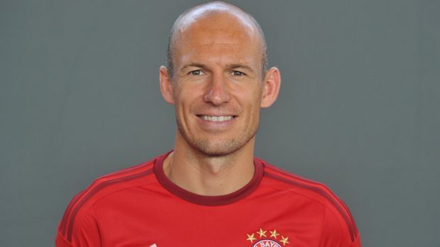 
                <strong>Arjen Robben 2015</strong><br>
                Arjen Robben - 2015. Schon seit Jahren zeigt sich Arjen Robben mit Glatze. Mit 29 Jahren hat der Niederländer allerdings auch schon den ein oder anderen Grund zum Haare raufen gehabt.
              