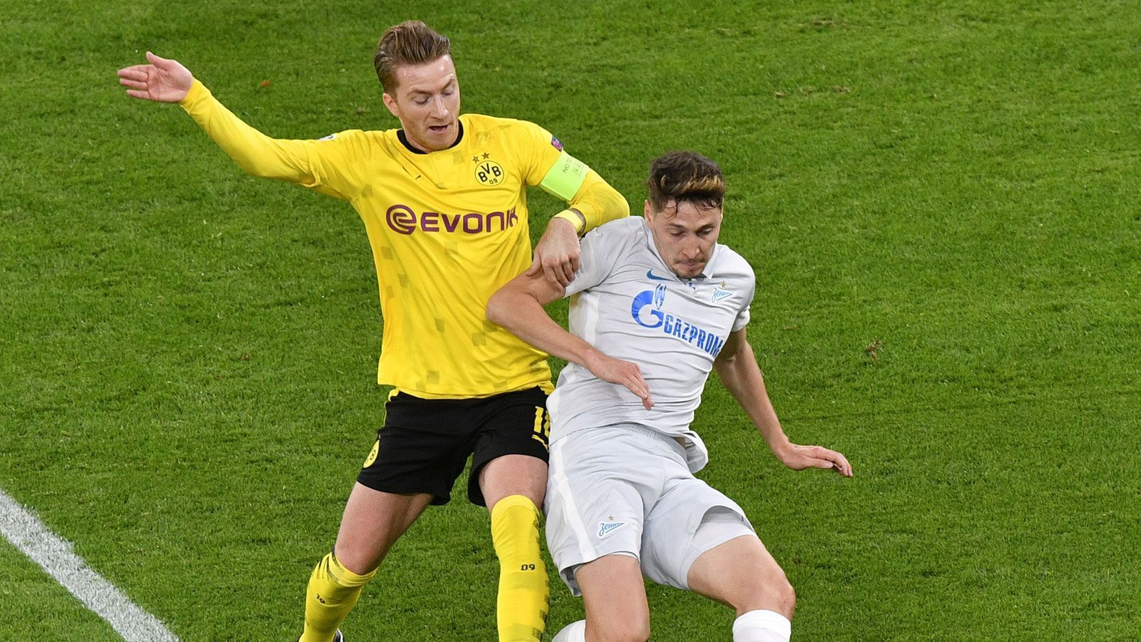 
                <strong>Marco Reus</strong><br>
                Er liefert seinen Kritikern wieder Futter, ist zurückhallend, agiert oft ohne Tempo und ohne Ideen. Träge erste Hälfte. Zeigt, was möglich ist, als er den Pass von Sancho in der 39. Minute aufnimmt und schnell in den Strafraum stößt, dann aber am Keeper scheitert. Wirkt auch im zweiten Durchgang in vielen Situationen gehemmt. Kann das Spiel nicht an sich reißen und muss in der 74. Minute raus. ran.de-Note: 5
              