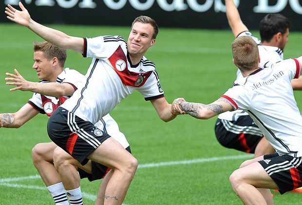 
                <strong>Verlierer: Kevin Großkreutz</strong><br>
                Nutzte die Vorbereitung vor allem dafür, beherzt in Fettnäpfchen zu treten. Erst wurde die "Pinkel-Affäre" öffentlich, dann verursachte er nach seiner Einwechslung gegen Armenien einen unnötigen Elfmeter. Keine überzeugende Bewerbung für höhere Aufgaben.
              