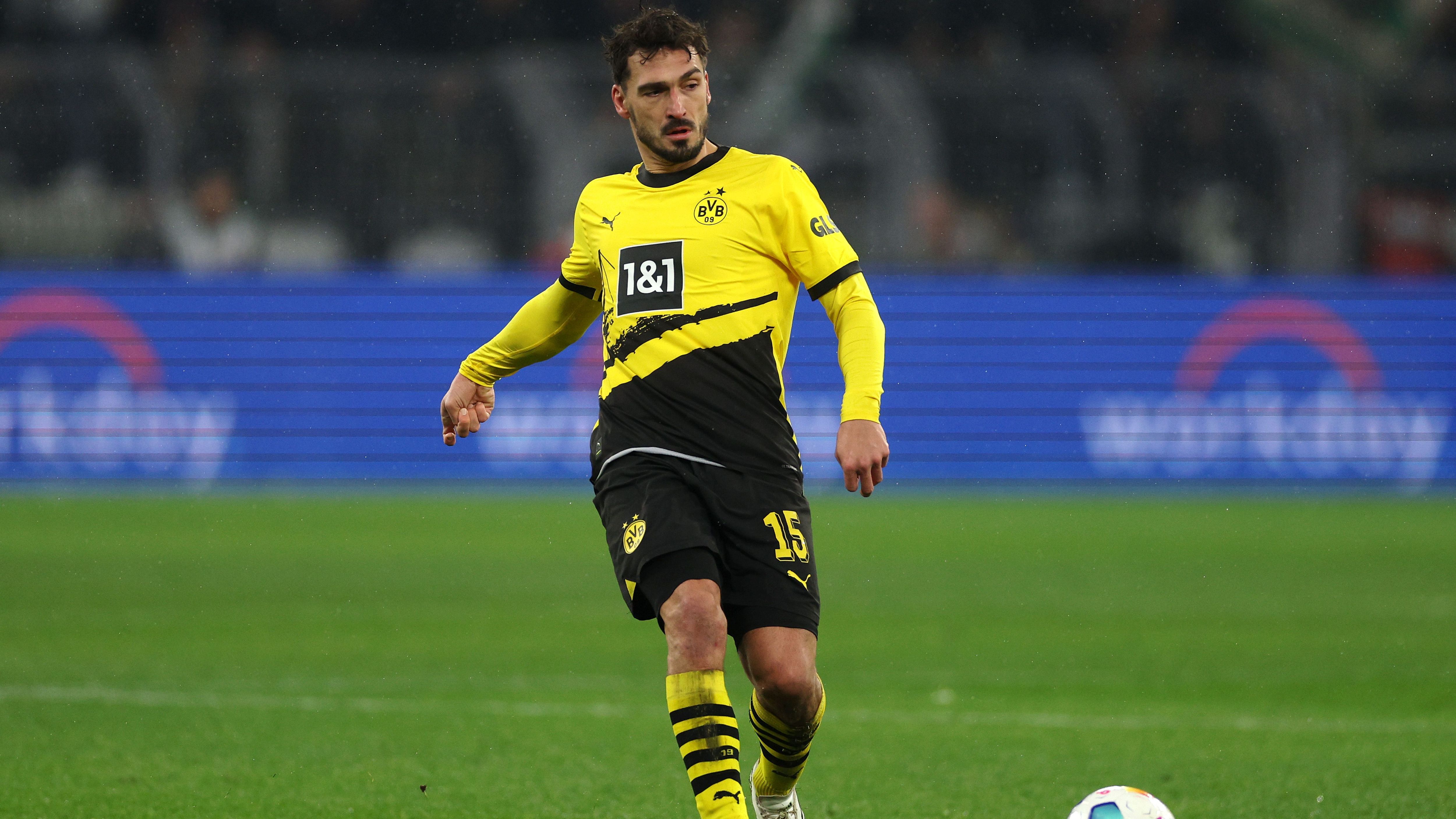<strong>Mats Hummels</strong><br>Der Verteidiger wird in der Halbzeit für Malen eingewechselt, um als dritter Innenverteidiger in der Mitte zwischen Schlotterbeck und Süle zu agieren. Allzu viel Sicherheit strahlt er allerdings nicht aus. Beim Gegentreffer zum 1:2 sieht er ganz schlecht aus und grätscht am Ball vorbei. <strong><em>ran</em>-Note: 5</strong>