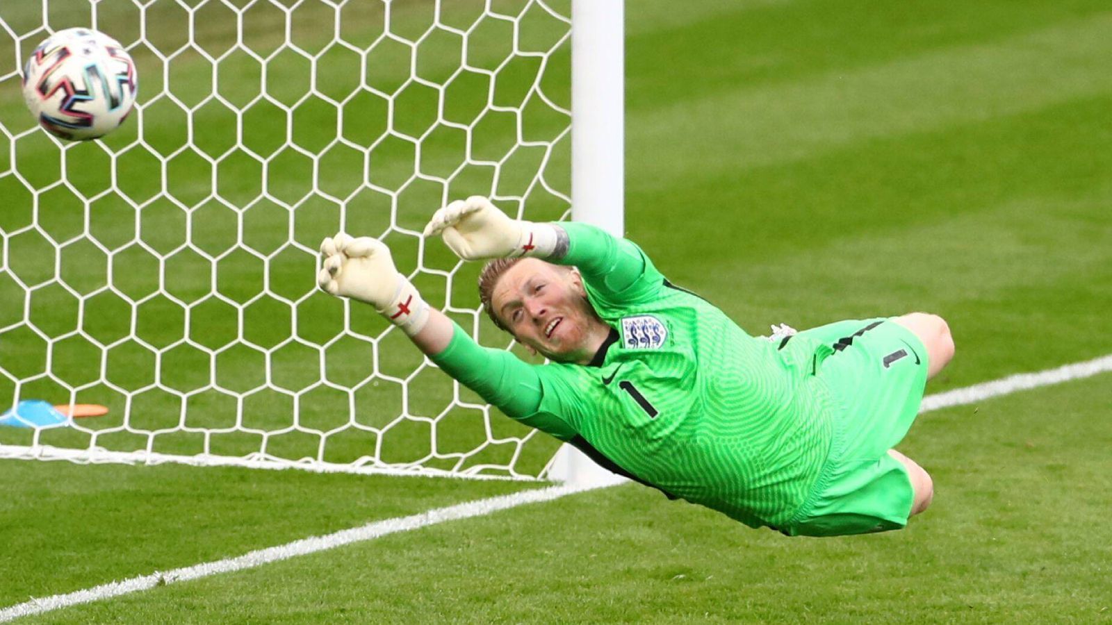 
                <strong>Jordan Pickford</strong><br>
                Der Schlussmann steht selten im Mittelpunkt und wird wenig bis gar nicht geprüft. Bekommt dementsprechend auch wenige Möglichkeiten, um sich auszuzeichnen, wenn benötigt ist Pickford allerdings immer zur Stelle. ran-Note: 3
              