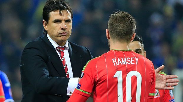 
                <strong>Wales' Trainer: Chris Coleman</strong><br>
                Wales' Trainer: Chris Coleman. Nach ein paar eher erfolglosen Stationen als Trainer in der Premier League trainiert der ehemalige Verteidiger seit 2012 die walisische Nationalmannschaft. Mit der Qualifikation zur WM in Brasilien hat es zwar nicht geklappt, dafür gelingt dem Waliser jetzt ein kleines Wunder.
              