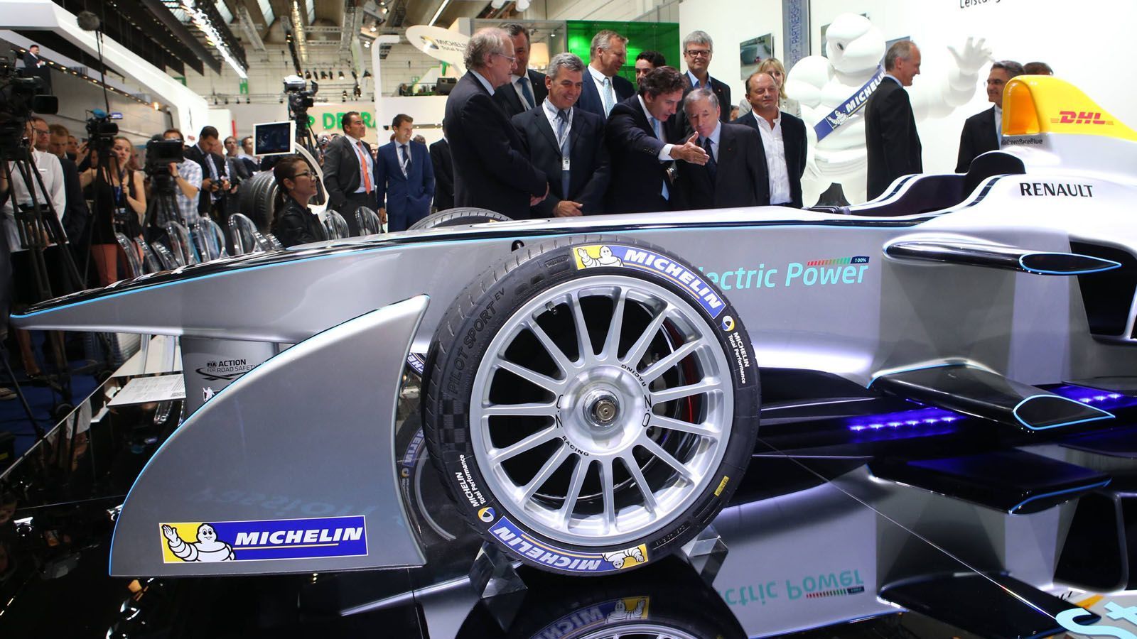 
                <strong>Erster Formel E-Rennwagen</strong><br>
                Am Anfang war Renault - hätte man jedenfalls meinen können, als der erste Formel E-Rennwagen 2013 auf der IAA in Frankfurt Weltpremiere feierte. Unübersehbar prangte der Namen des französischen Herstellers damals auf dem Heckflügel des Spark-Renault SRT01E. Tatsächlich aber wurde der Elektro-Renner (Stückpreis: 350.000 Euro) von der Firma Spark Racing Technology gebaut, die als Zulieferer wiederum erfahrene Player des Rennsports beauftragte. Wo aber war Renault? "Bei Konzeption und Design" lautete die Antwort, waren es doch die Franzosen, die dem Boliden das blendende Aussehen auf den E-Motor schneiderten.
              