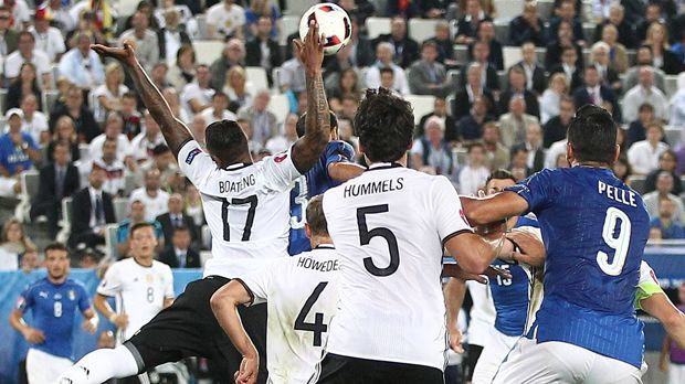 
                <strong>Deutschland vs Italien</strong><br>
                Aber auch in den 90 Minuten zuvor kommt es zu Dramatik pur. Jerome Boateng bringt mit seinem Handspiel im Strafraum die Squadra Azzurra wieder zurück ins Spiel, nachdem die DFB-Auswahl die Italiener lange Zeit im Griff hat.
              