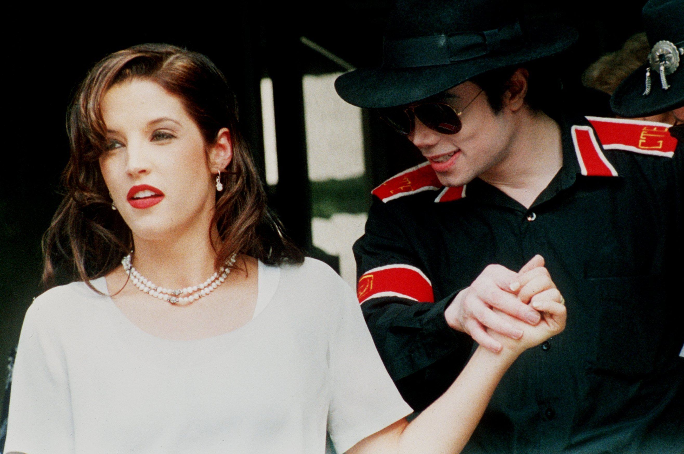 Michael Jackson und Ex-Ehefrau Lisa Marie Presley. Wie alle cool girls der 90er trug Lisa Marie dünn gezupfte Brauen.