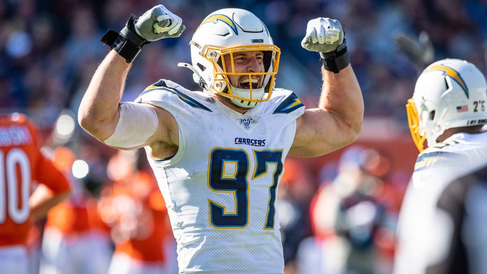 
                <strong>3. Joey Bosa (Los Angeles Chargers)</strong><br>
                Im Juli 2020 unterschrieb Joey Bosa einen Fünfjahresvertrag über 135 Millionen US-Dollar und wurde somit zum bestbezahltesten Defense-Spieler der NFL. Vergangene Saison kam er in zwölf Einsätzen auf 7,5 Sacks, setzte sich zu 24,9 Prozent beim Pass Rush gegen seine Gegenspieler durch und forcierte durch den daraus resultierenden Druck 26 unvollständige Pässe.    
              