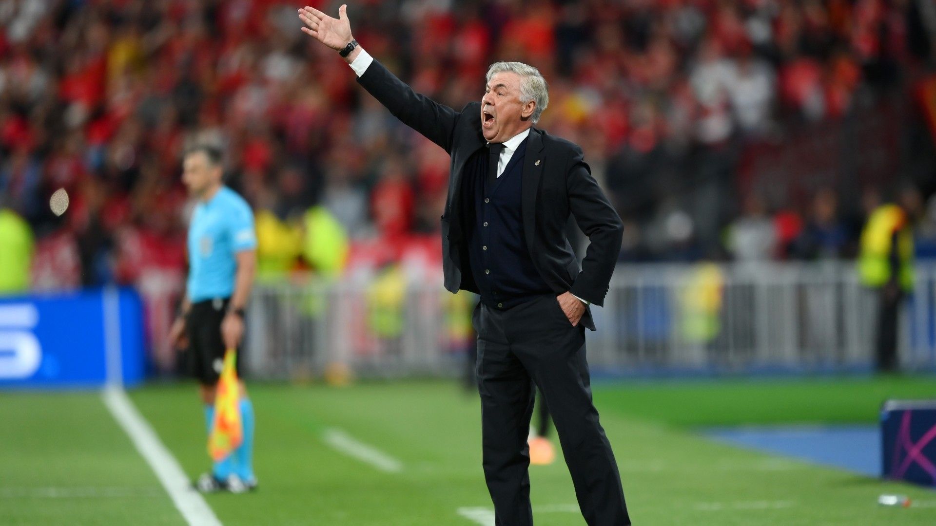 
                <strong>Carlo Ancelotti</strong><br>
                Dem Italiener ist nicht anzumerken, dass er als erster Coach vier Mal die Champions League gewinnen kann. Ist auch im Pariser Hexenkessel die Ruhe selbst. Als alle Real-Fans mit bangen Blicken die VAR-Entscheidung beim Abschluss von Benzema abwarten, sieht man ihn, wie er locker Kaugummi kaut. Am Ende holt er Modric runter und bringt Ceballos, um die Führung zu halten – mit Erfolg. Er ist jetzt der Rekord-Trainer. ran-Note: 
              