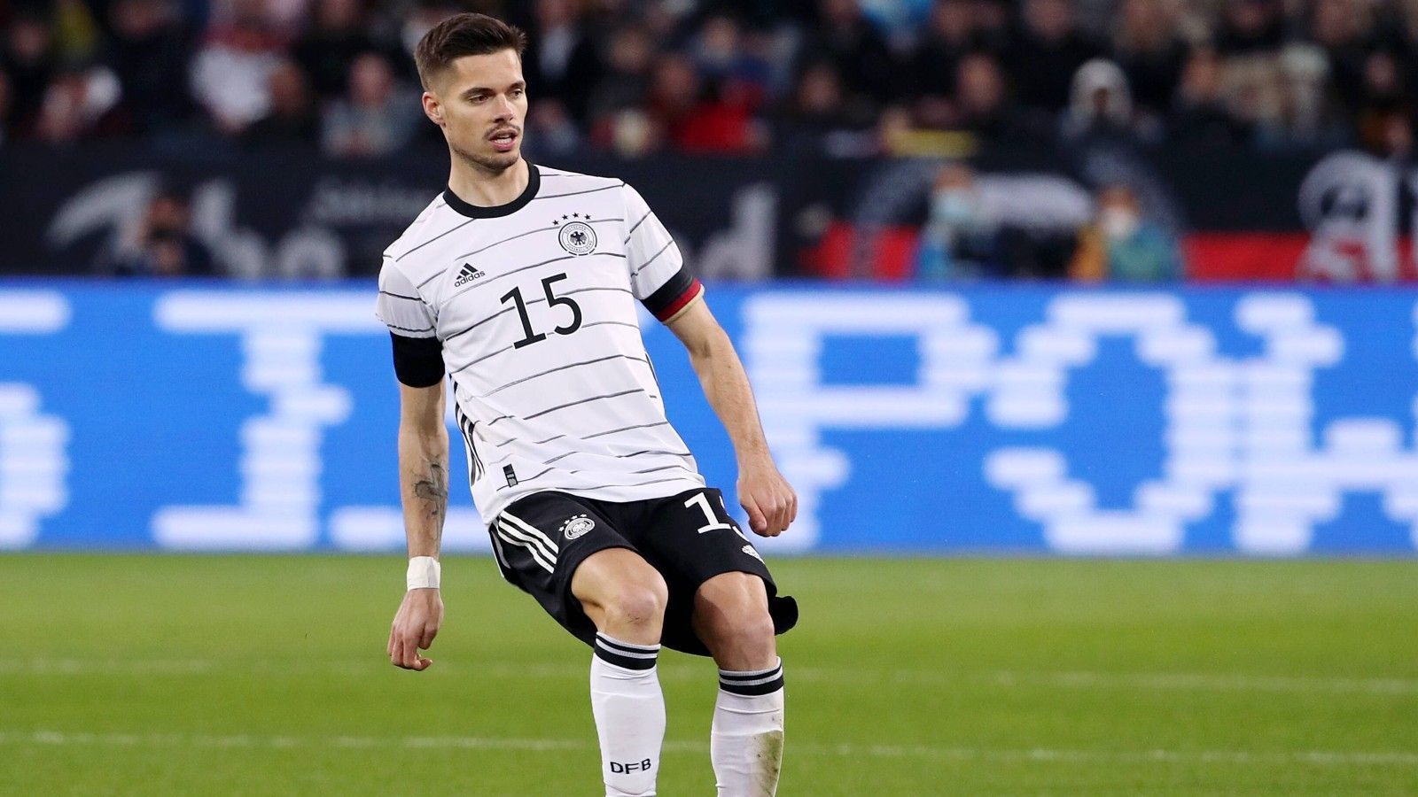 
                <strong>Julian Weigl (Borussia Mönchengladbach)</strong><br>
                ...und Gladbach-Profi Julian Weigl, der nach seinem Wechsel zurück in die Bundesliga sehr auf einen Kaderplatz gehofft hatte.
              