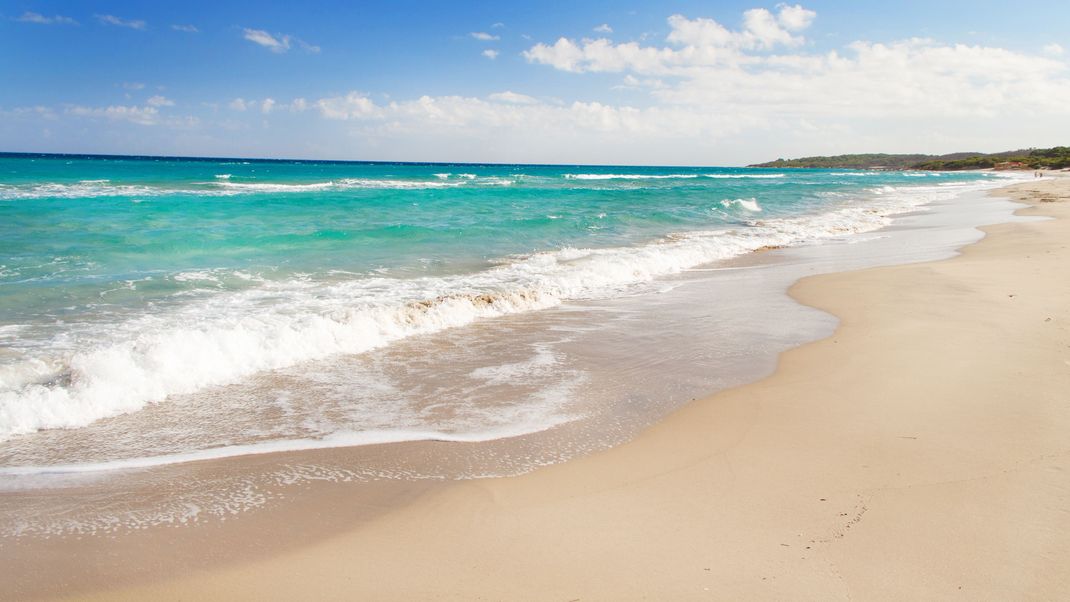 Ist die Badesaison an der Adria in Gefahr? Selbst bis Apulien soll der Algenteppich schon reichen. Zu sehen ist der Alimni Beach bei Salento in Apulien - ohne Algen.