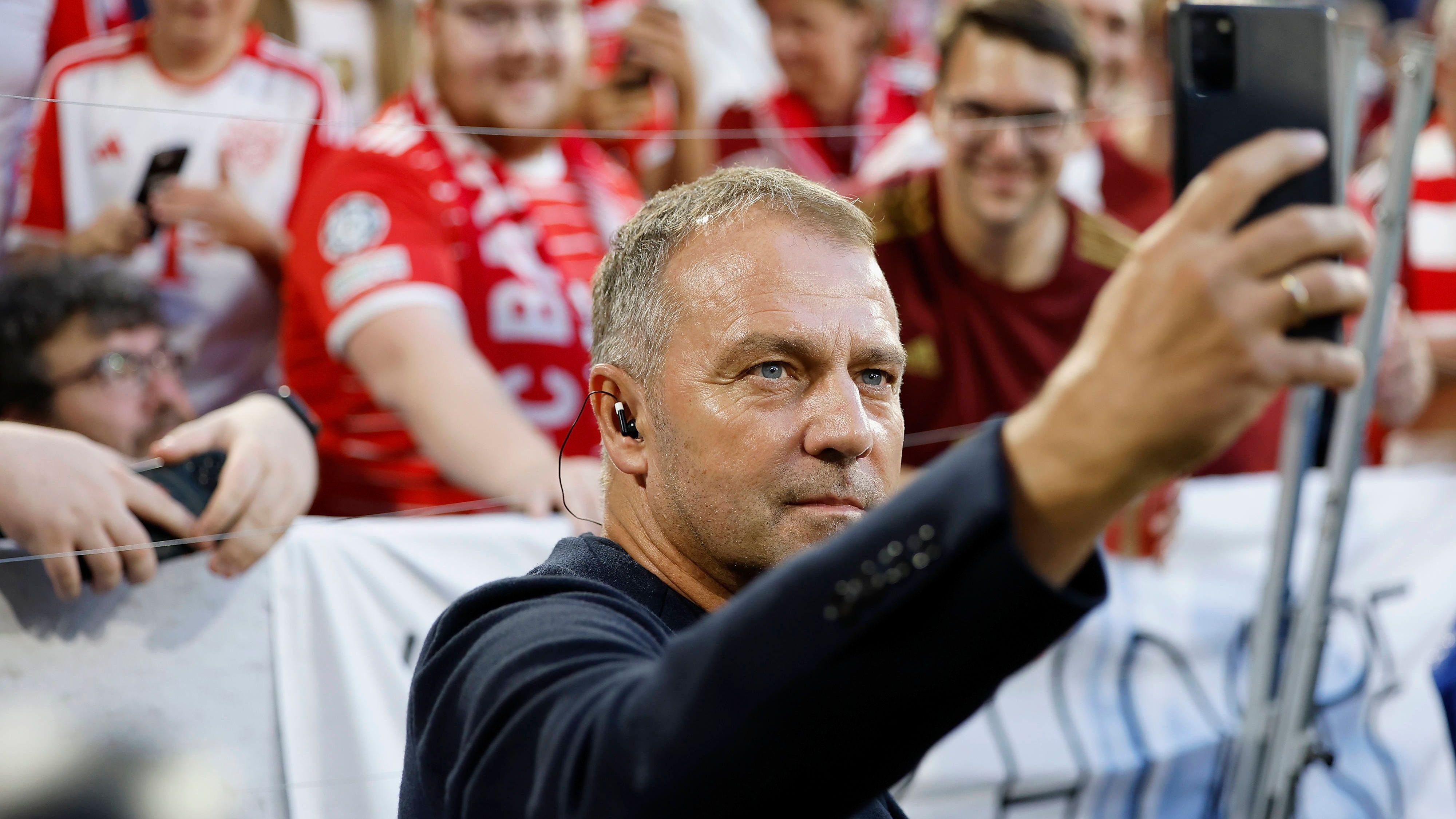 <strong>Hansi Flick (Bankkaufmann)</strong><br>Nachdem der junge Hansi Flick seine Fachhochschulreife absolviert hatte, begann er eine bankkaufmännische Ausbildung. Als Bankkaufmann arbeitete der heutige Trainer der deutschen Nationalelf nie, denn zwischenzeitlich kam ihm eine professionelle Fußballerkarriere dazwischen.
