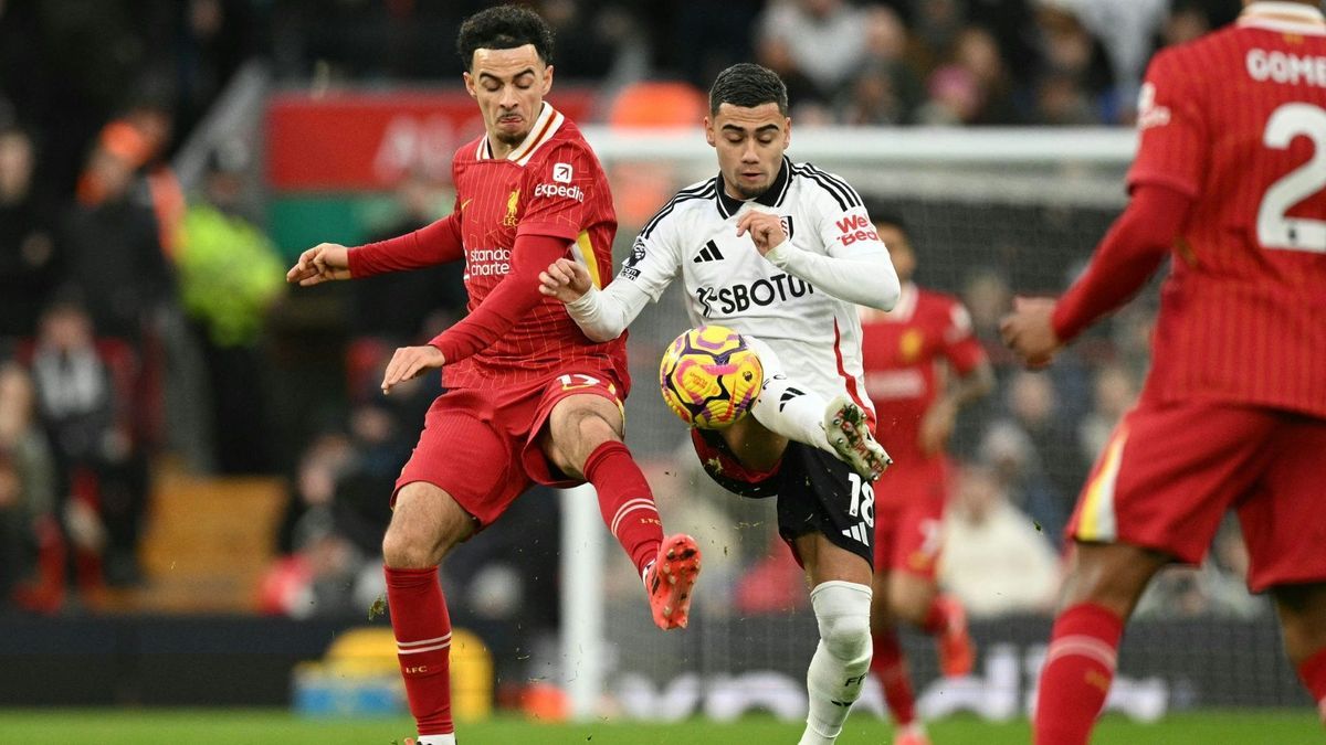 Fulhams Torschütze Andreas Pereira gegen Curtis Jones