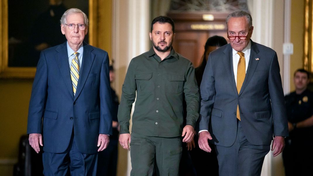 Wolodymyr Selenskyj (M), Präsident der Ukraine, geht neben Mitch McConnell (l), Minderheitsführer im Senat der USA, und Chuck Schumer (r), Mehrheitsführer im Senat der USA, auf dem Capitol Hill. 