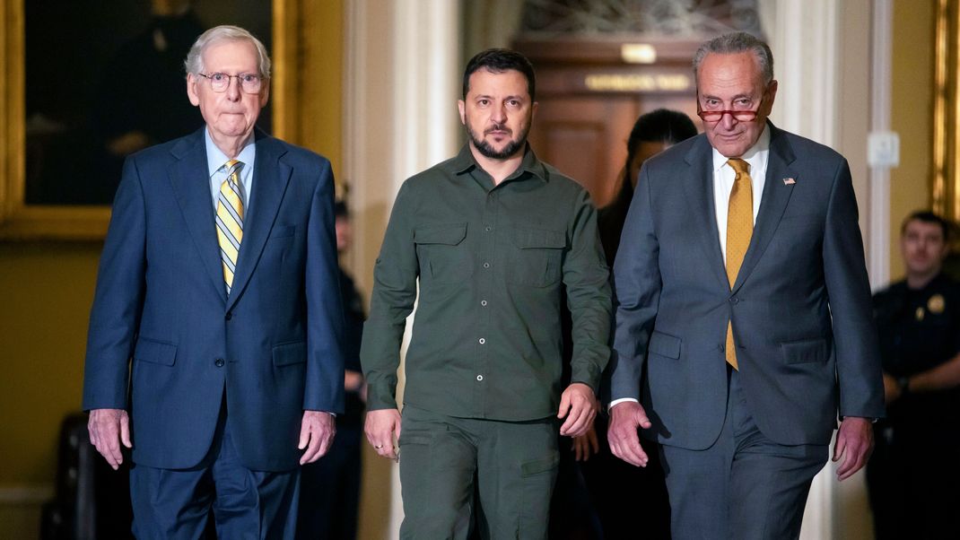 Wolodymyr Selenskyj (M), Präsident der Ukraine, geht neben Mitch McConnell (l), Minderheitsführer im Senat der USA, und Chuck Schumer (r), Mehrheitsführer im Senat der USA, auf dem Capitol Hill. 