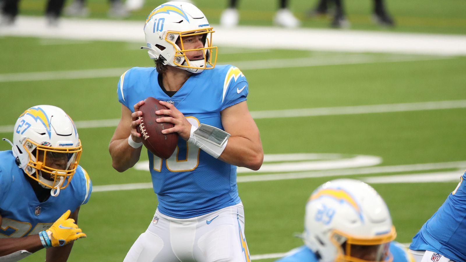 
                <strong>Gewinner: Justin Herbert</strong><br>
                Was für eine Sahne-Performance des Rookies! Justin Herbert hatte mit den Jacksonville Jaguars keine Probleme und führte seine Mannschaft mit 347 Yards und drei Passing-Touchdowns zum Sieg. Doch der Rookie überzeugte nicht nur mit seinem Arm: Herbert erlief zusätzlich 66 Yards und steuerte noch einen Rushing-Touchdown bei. Herbert sah schon in den vergangenen Wochen sehr gut aus - gegen Jacksonville reichte es endlich auch zu seinem ersten NFL-Sieg.
              