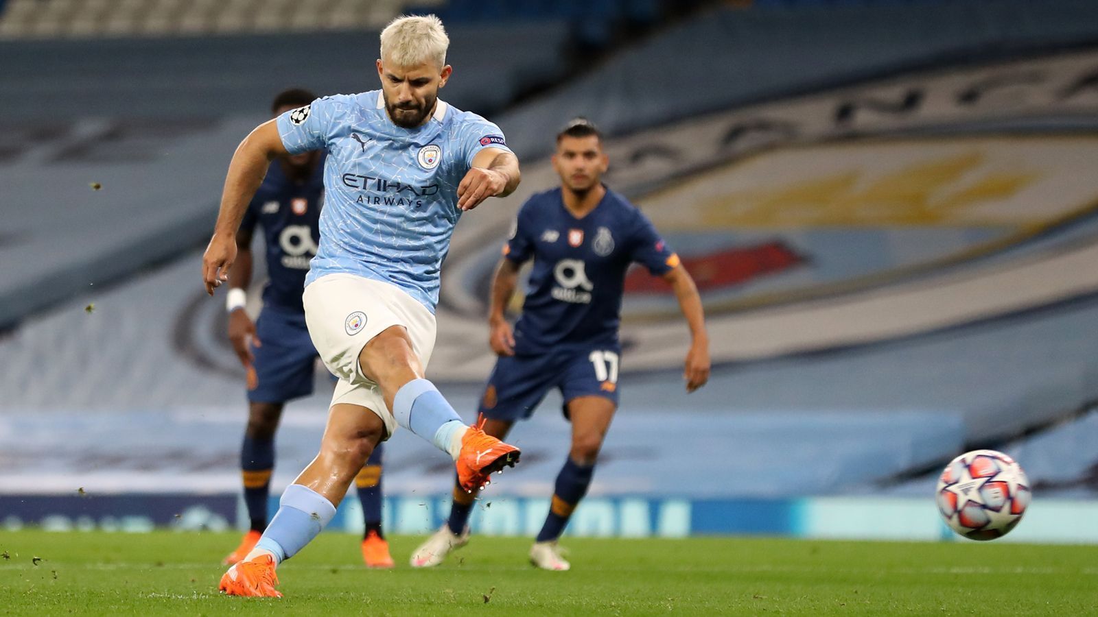 
                <strong>Der Platzhirsch: Sergio Agüero (Manchester City)</strong><br>
                Noch ist der 32-jährige Sergio Agüero natürlich bei Manchester City unter Vertrag, aber eben nur noch bis Ende Juni 2021. Zwar könnte der beste City-Torschütze der Vereinsgeschichte (256 Treffer in 379 Pflichtspielen) noch verlängern, dennoch benötigen die Engländer spätestens im Sommer zumindest einen perspektivischen Nachfolger beziehungsweise Konkurrenten für den Argentinier. Wie wichtig Agüero für ManCity immer noch ist, zeigt aber die laufende Saison. Wegen Verletzungen konnte der Routinier erst fünf Mal in der Premier League mitwirken und nicht zuletzt deshalb hinkt der Vizemeister der Vorsaison aktuell den Topklubs in Englands Oberhaus etwas hinterher. Während Agüeros Verletzungspause spielte Pep Guardiola sogar oftmals ohne echten Mittelstürmer, sondern mit falscher Neun, personell bekleidet durch Ferran Torres, Raheem Sterling oder Bernardo Silva.
              