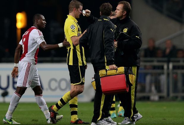 
                <strong>21. November 2012: Nasenbeinbruch</strong><br>
                Beim Champions League-Spiel gegen Ajax Amsterdam trifft Eyong Enoh Bender mit dem Ellenbogen im Gesicht. Die Diagnose: Nasenbeinbruch.
              