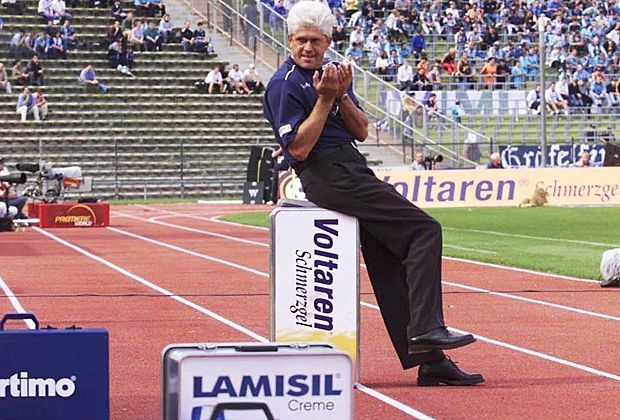 
                <strong>Werner Lorant, Voltaren Koffer</strong><br>
                Einen Stuhl braucht Werner Lorant während seiner Zeit bei 1860 München nicht. Der Kult-Trainer setzt sich während der Spiele häufig auf einen Medizinkoffer.
              