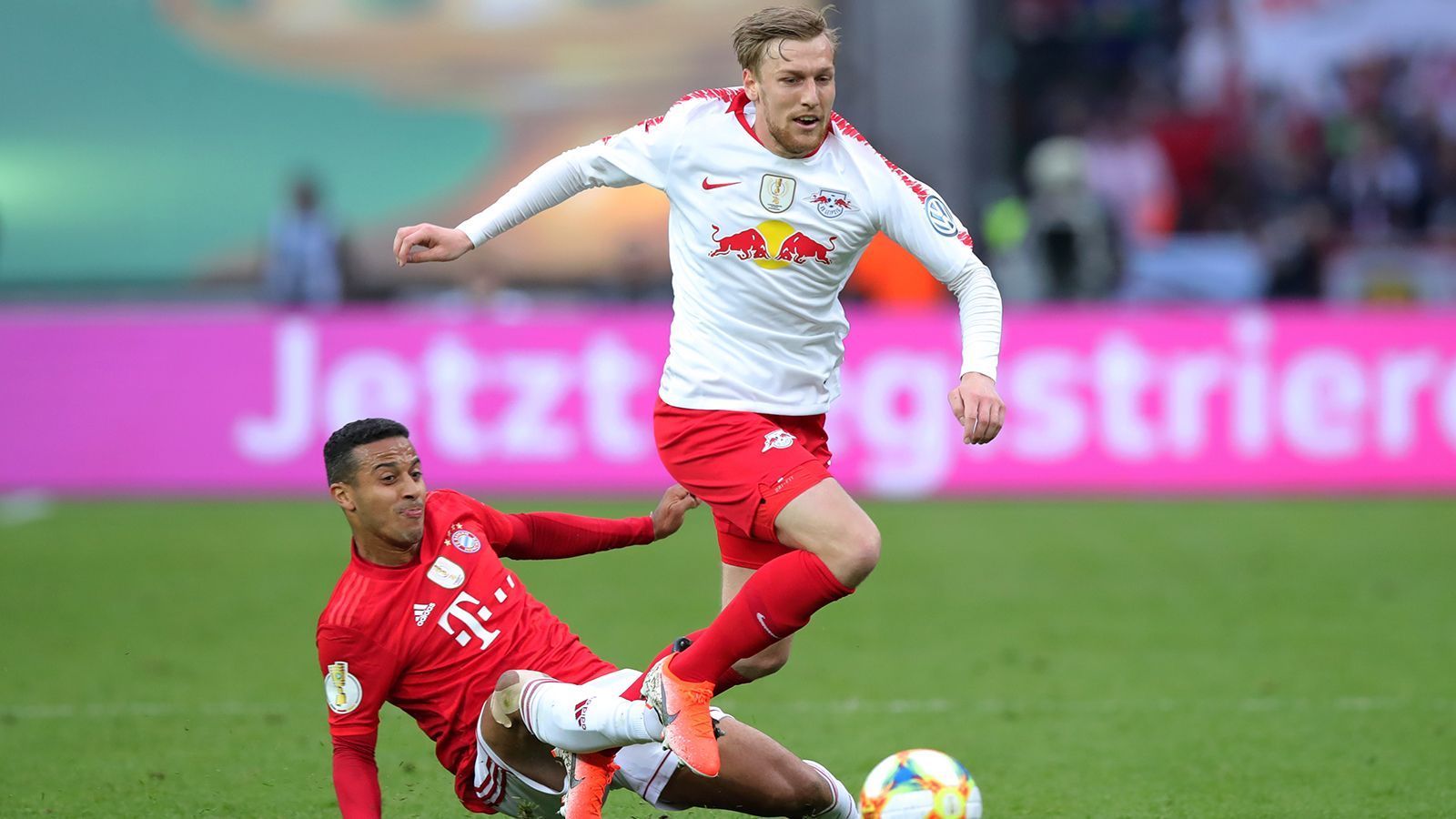 
                <strong>Emil Forsberg (RB Leipzig)</strong><br>
                Der emsige Schwede läuft die Bayern in vorderster Reihe früh an. Bei seinem schön getimten Pass auf Werner grätscht Kimmich gerade noch dazwischen und verhindert die dicke Chance. Direkt nach dem Seitenwechsel scheitert er allein vor dem überragend reagierenden Neuer - den muss er machen. ran-Note: 3
              