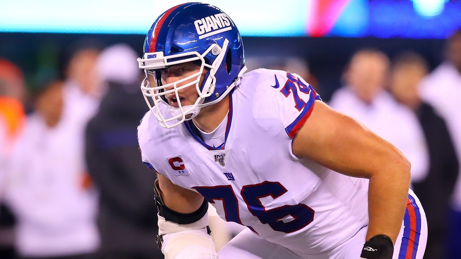 
                <strong>Nate Solder (New York Giants)</strong><br>
                "In vielerlei Hinsicht hatte ich das Gefühl, meine Teamkollegen im Stich zu lassen", sagt er. "Ich hatte das Gefühl, auch den neuen Trainerstab im Stich zu lassen. Ich weiß, dass sich meine Karriere-Chancen im Alter von 32 Jahren dadurch verschlechtert haben. Ich muss auf Gott vertrauen und sehen, wohin er mich führt." Er bereut seine Entscheidung allerdings nicht: "Mir war klar, dass meine Familie Priorität hat. Ich schätze die Menschen in meiner Familie mehr als meine Karriere in der NFL."
              