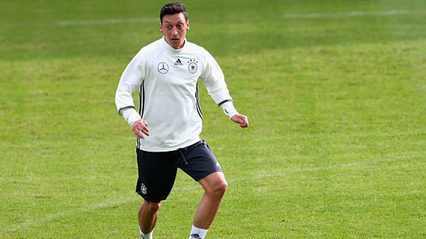 
                <strong>Mesut Özil</strong><br>
                Mesut Özil - geboren in Gelsenkirchen
              