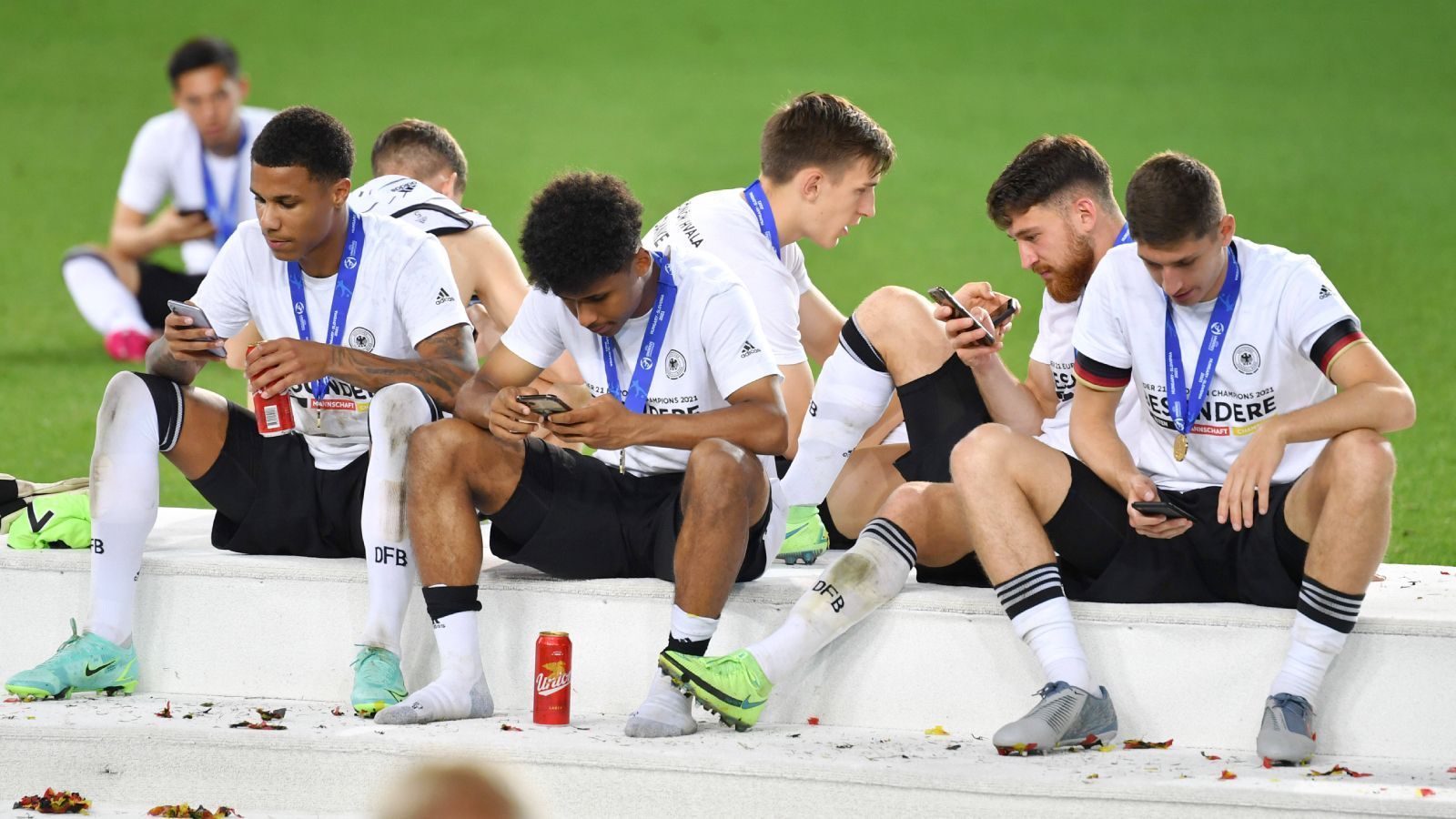 
                <strong>Ticket via Smartphone</strong><br>
                Das Smartphone wird beim Stadionbesuch essentiell sein. Im Gegensatz zu vorigen Europa- und Weltmeisterschaften gibt es keine Eintrittskarten in Papierform, das Ticket muss auf der vorher installierten UEFA Ticketing App hinterlegt sein, ein ausgedruckter QR-Code ist nicht zulässig. Im Zuge dessen erlaubt der DFB das Mitführen von Power Banks, um das Smartphone zu laden - denn nicht nur für die Tickets braucht der Fan das Handy ...
              