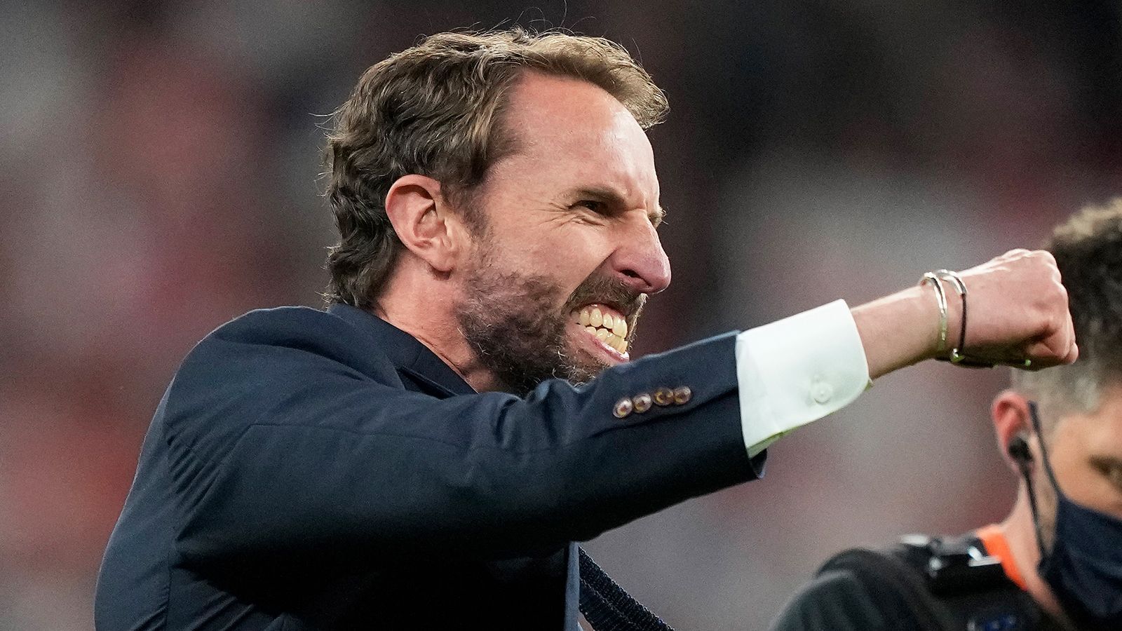 
                <strong>Gareth Southgate dreht den Spieß um</strong><br>
                Seit 25 Jahren steht Gareth Southgate sinnbildlich für das Drama schlechthin des englischen Fußballs. Ausgerechnet bei der Heim-EM, ausgerechnet gegen Deutschland und ausgerechnet im so verhassten Elfmeterschießen versagten Southgate die Nerven. England war raus, Deutschland schnappte sich im Finale gegen Tschechien den Titel. Jahrelang habe ihn die Szene im Schlaf eingeholt, beichtete Southgate. Am Sonntag kann er England als Cheftrainer den ersten EM-Titel der Geschichte sichern. Ausgerechnet Southgate. Eine kleine "Cinderella-Story". 
              