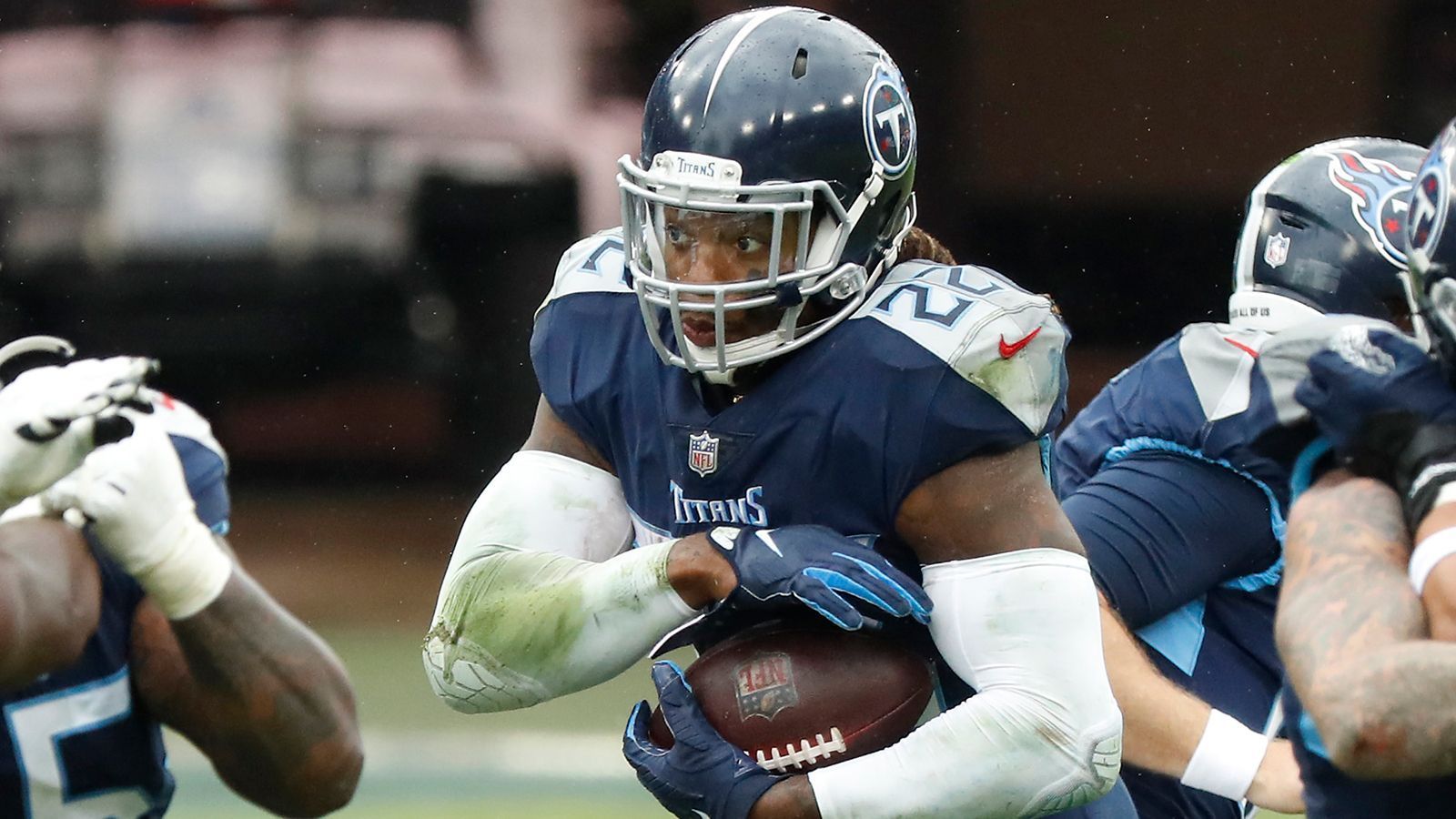 
                <strong>Week 6: Laufwunder Derrick Henry steigt in historischen Klub auf</strong><br>
                Derrick Henry war beim Sieg der Tennessee Titans gegen die Houston Texans kaum zu stoppen. Besonders spektakulär: Im vierten Viertel sprintete der Titans Running-Back fast über das gesamte Feld in die Endzone. Mit 94 Yards war es der zweitlängste Run in Henrys NFL-Karriere. Bereits 2018 legte er gegen die Jacksonville Jaguars einen Touchdown-Lauf über 99 Yards hin. Damit steigt der Titans-Star in historische Sphären auf: nur Ahman Green, Bo Jackson, Chris Johnson und Lamar Miller waren bisher zwei Touchdown-Läufe mit mehr als 90 Yards gelungen. 
              