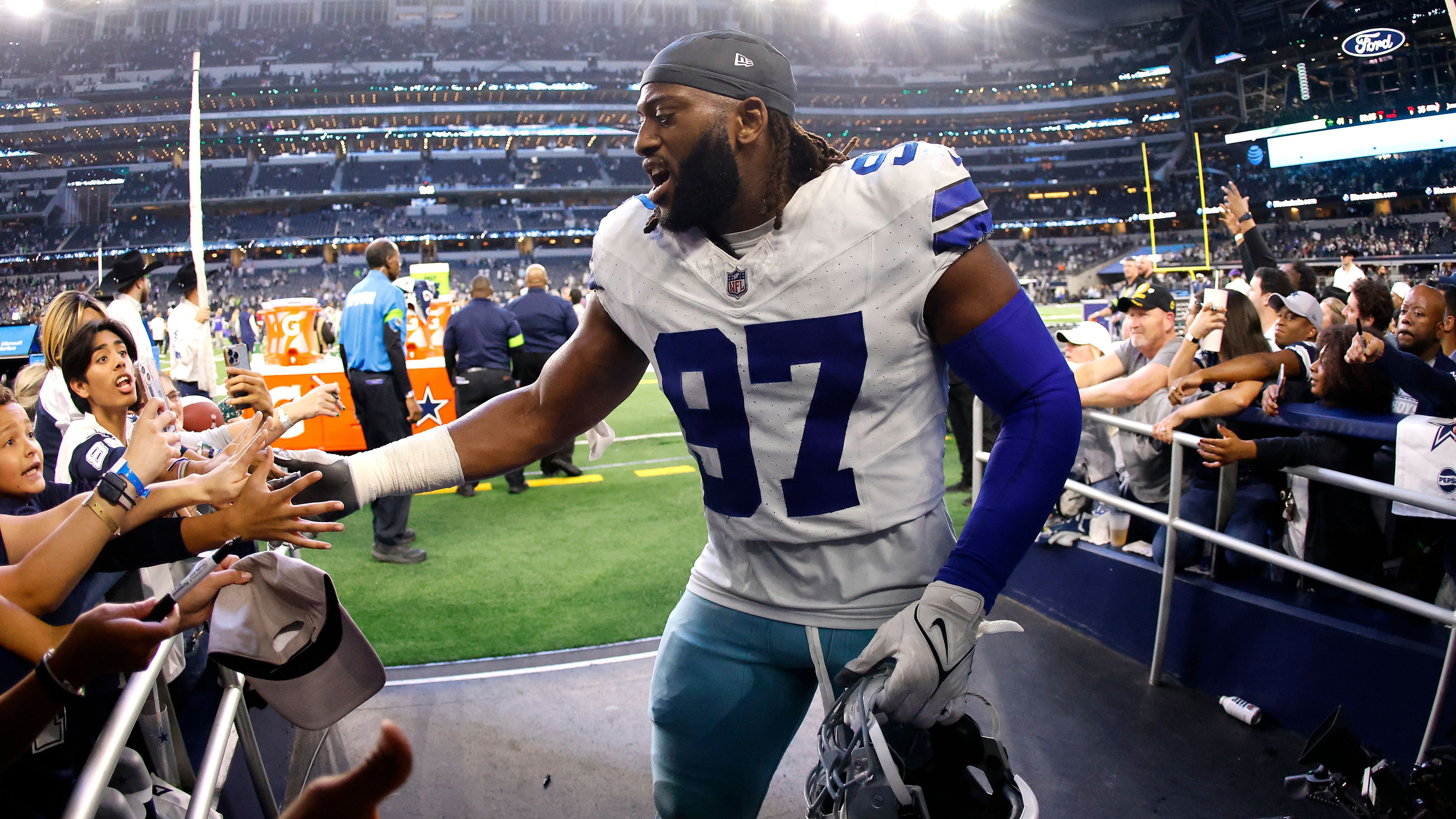 <strong>Osa Odighizuwa (Dallas Cowboys)</strong><br>Die Dallas Cowboys haben eine Einigung mit Defensive Tackle Osa Odighizuwa über eine Vertragsverlängerung erzielen können. Das berichten mehrere Medien übereinstimmend. Demnach unterzeichnet der 26-Jährige einen neuen Kontrakt über vier Jahre und 80 Millionen Dollar, 58 Millionen Dollar davon garantiert. Damit umgeht Odighizuwa auch dem Franchise Tag.