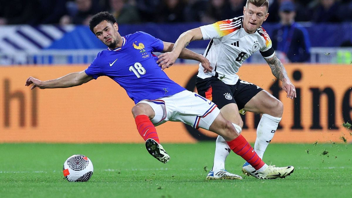 Fußball Länderspiel Frankreich - Deutschland am 23.03.2024 im Groupama Stadium in Lyon Warren Zaire-Emery ( Frankreich ), links - Toni Kroos ( Deutschland ), rechts DFB regulations prohibit any use...