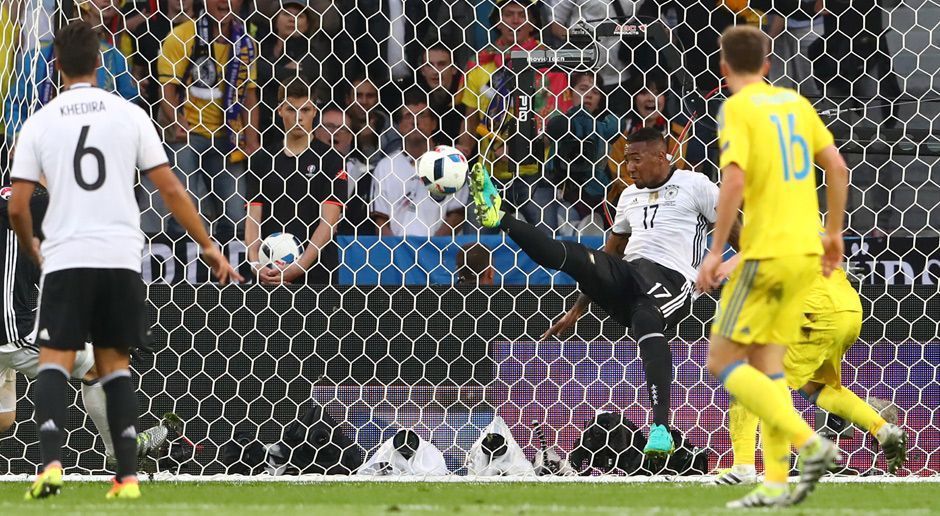 
                <strong>Die 10 emotionalsten deutschen EM-Momente</strong><br>
                Direkt im ersten deutschen EM-Spiel gegen die Ukraine ging mächtig die Post ab. Das deutsche Team stand defensiv noch nicht ganz sicher. So musste Jerome Boateng seine Kollegen mit einer artistischen Einlage vor einem Gegentor retten. Bevor ...
              