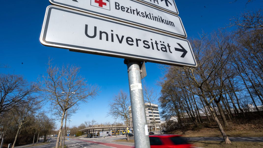 "Universität" steht auf einem Schild vor der Hochschule in Regensburg.
