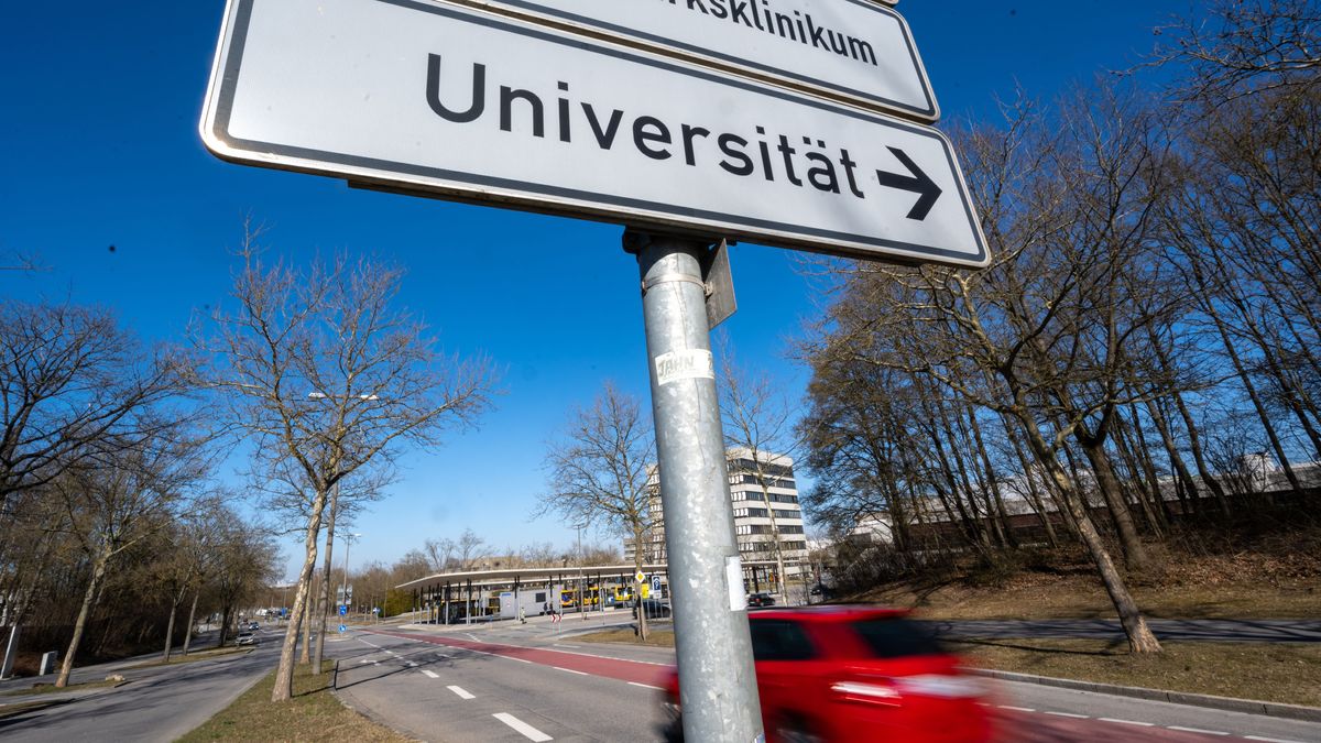 "Universität" steht auf einem Schild vor der Hochschule in Regensburg.