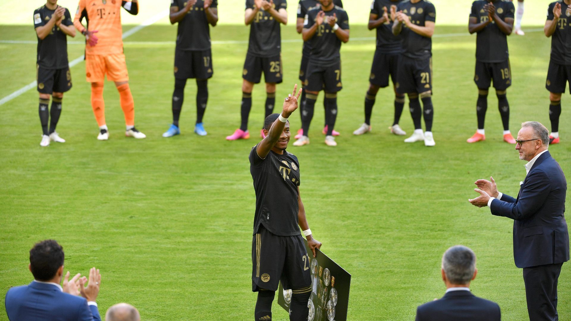 
                <strong>Die Ausgangslage: Hochkarätige Abgänge </strong><br>
                Auch in diesem Sommer stehen die Münchner vor einem kleinen Kader-Umbruch. In der Defensive verließen den deutschen Rekordmeister mit David Alaba und Jerome Boateng beide Stamm-Innenverteidiger der abgelaufenen Saison. Auch Javi Martinez hinterlässt als Schweizer Taschenmesser in der Abwehr und im Mittelfeld eine Lücke. Zudem hat die vergangene Spielzeit gezeigt: Aufgrund des dünnen Kaders ging ein Großteil der Mannschaft in den entscheidenden Spielen auf dem Zahnfleisch, Neuzugänge wie Marc Roca, Bouna Sarr oder Douglas Costa konnten die Erwartungen nur selten erfüllen. Die Aufgabe der Verantwortlichen schien klar: Sowohl in der Spitze als auch in der Breite müssen Verstärkungen her, um vor allem in der Champions League wieder angreifen zu können. 
              