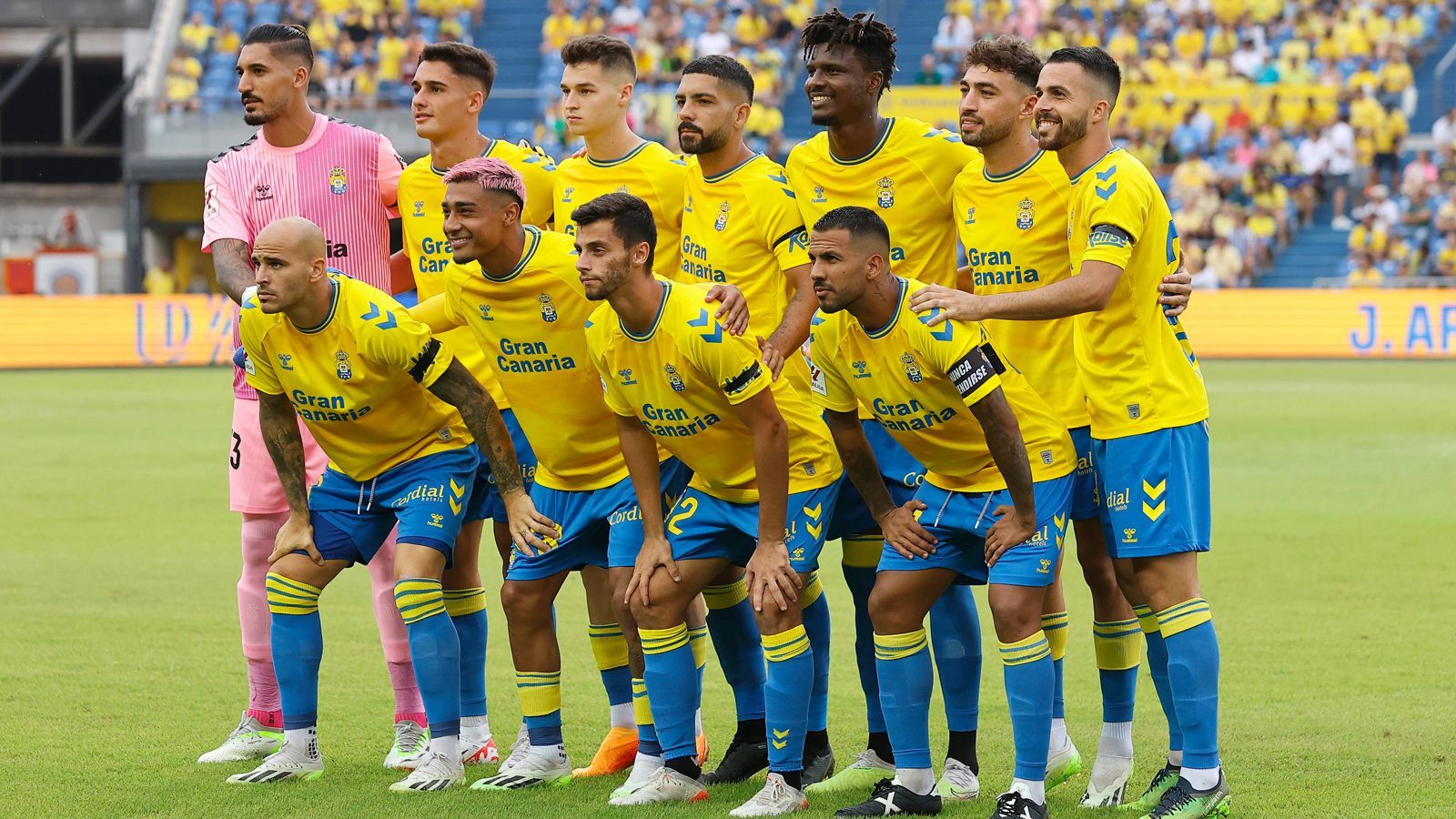 <strong>Zu lange im Cafe: 15 Las-Palmas-Stars verpassen Flug des Teams</strong><br>Vor dem Auswärtsspiel von UD Las Palmas in La Liga beim FC Sevilla haben laut "Relevo" 15 Spieler des Aufsteigers den Flug verpasst. Sie wollten am Flughafen vor dem Start noch einen Kaffee trinken und kamen dann dem Bericht nach nicht rechtzeitig zum Boarding zurück. So hob das Flugzeug ohne die Fußball-Stars in Richtung Sevilla ab.