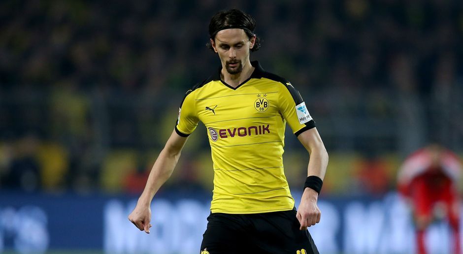 
                <strong>Neven Subotic (Borussia Dortmund)</strong><br>
                Auch Neven Subotic von Borussia Dortmund soll angeblich ab Winter die zentrale Abwehr des Hamburger SV verstärken. Das berichtet die "Sport Bild". Der Serbe befindet sich beim BVB nach einigen Verletzungen auf dem absteigenden Ast und seinen Wechselwunsch den Klub-Verantwortlichen bereits mitgeteilt haben. Neben dem HSV sollen laut der englischen Zeitung "The Sun" auch mehrere Vereine aus England Interesse an Subotic haben.
              