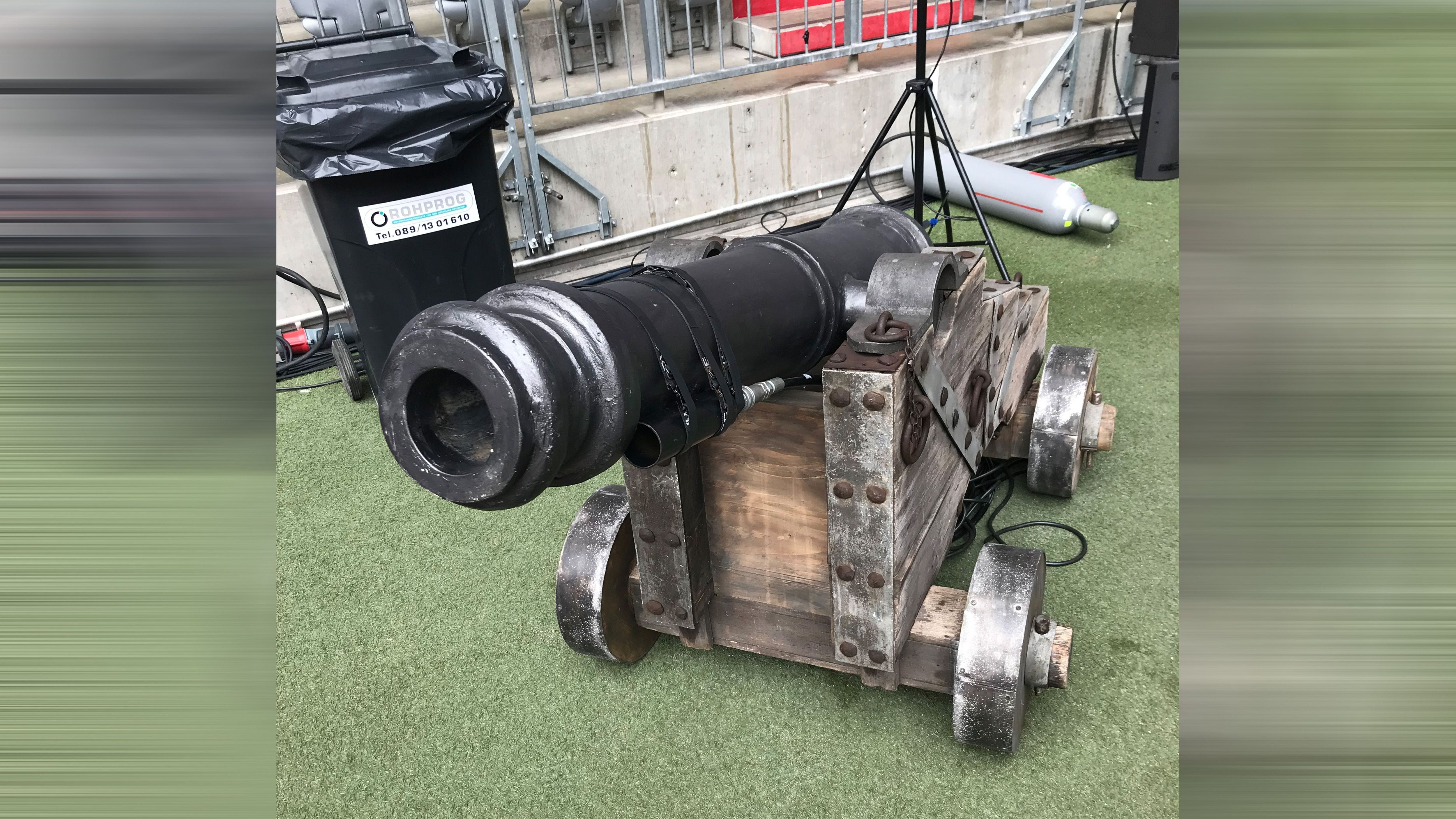 
                <strong>Munich Game: "Touchdown-Jubel-Kanone" der Buccaneers eingetroffen</strong><br>
                Auch die obligatorische "Jubel-Kanone" der Buccaneers ist mittlerweile in der Allianz Arena eingetroffen. Das Geschütz wird traditionell im heimischen Raymond James Stadium in Tampa Bay abgefeuert, um einen Touchdown zu zelebrieren. Selbstverständlich wird mit dieser Tradition auch in München nicht gebrochen.
              